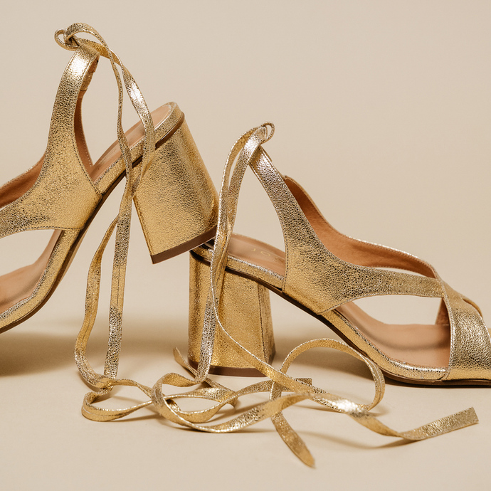 Sandales à talons et lanières à nouer  en cuir craquelé or foncé
