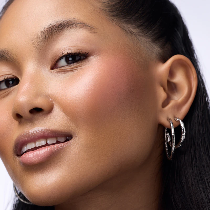 Bastão de blush multifuncional Catrice Blushin' Charm com iluminador.
