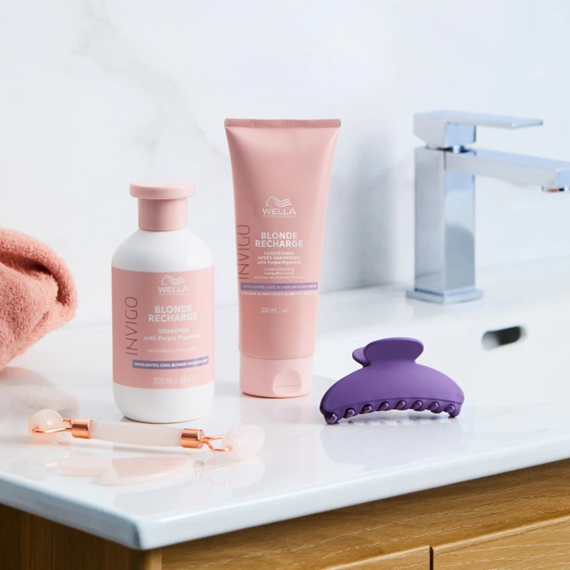 „Wella Professionals Invigo Blonde Recharge“ šampūnas šviesiems plaukams, neutralizuojantis gelsvus atspalvius.