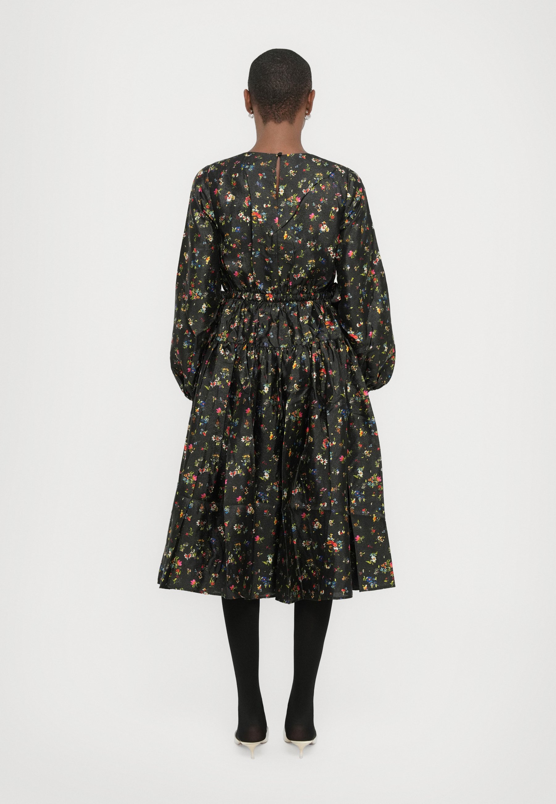 Stine Goya Midikleid mit flacher Struktur und Taillengürtel – Tageskleid – Schwarz