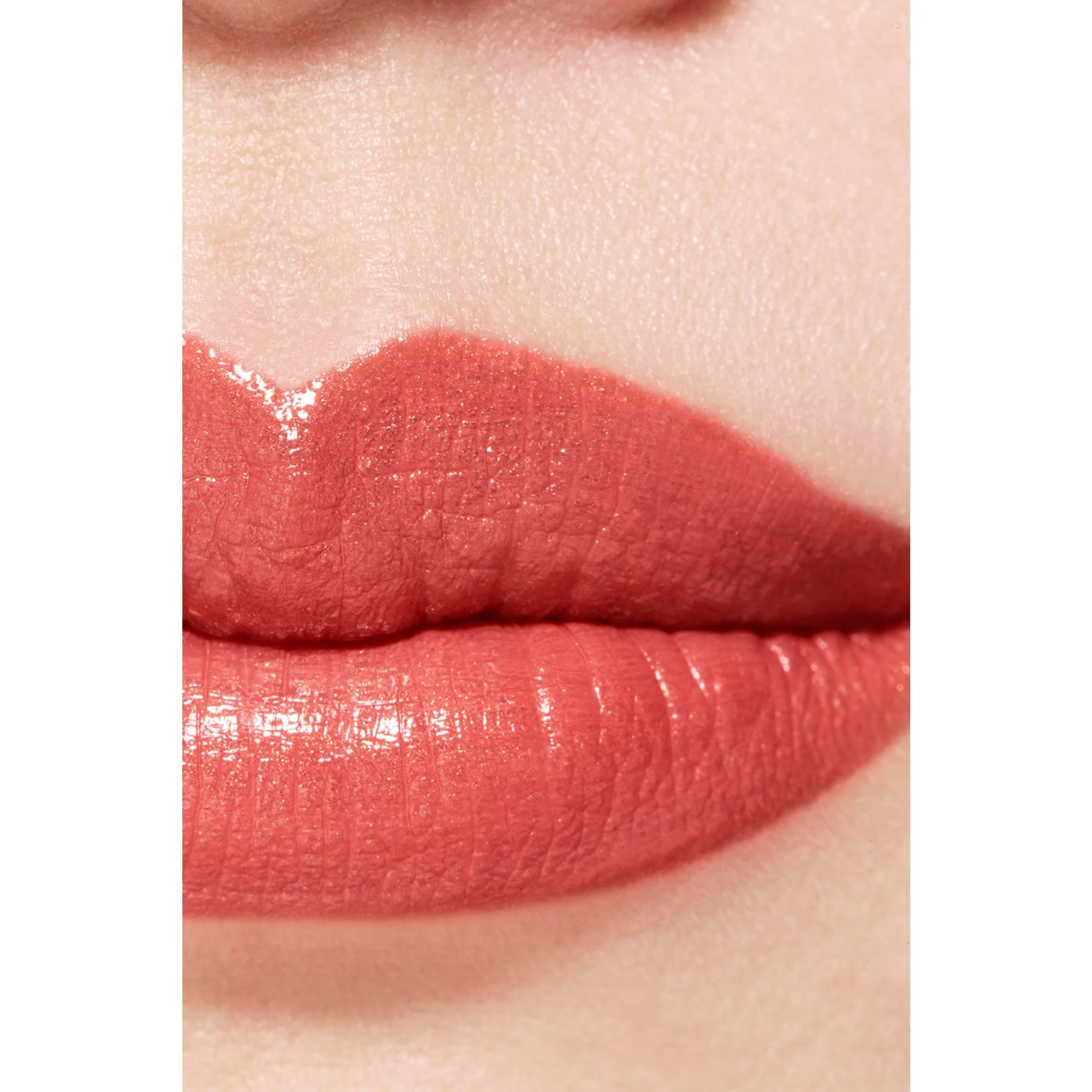 ROUGE ALLURE L'EXTRAIT - IL ROSSETTO AD ALTA INTENSITÀ ESTRATTO DI LUCE E TRATTAMENTO. RICARICABILE