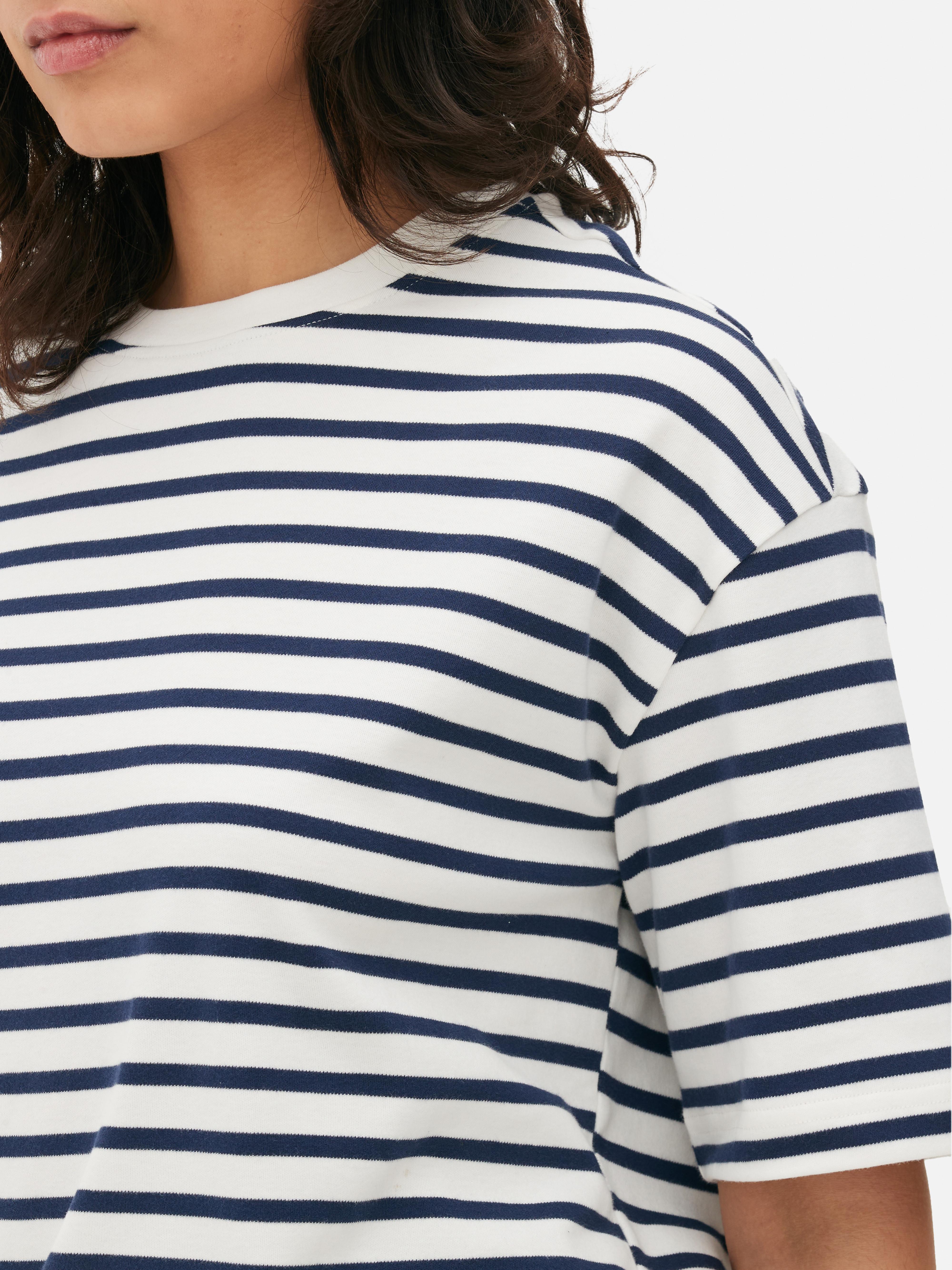 Tricou supradimensionat cu mânecă scurtă. E timpul să îmbrățișezi confortul și stilul cu tricoul nostru supradimensionat.