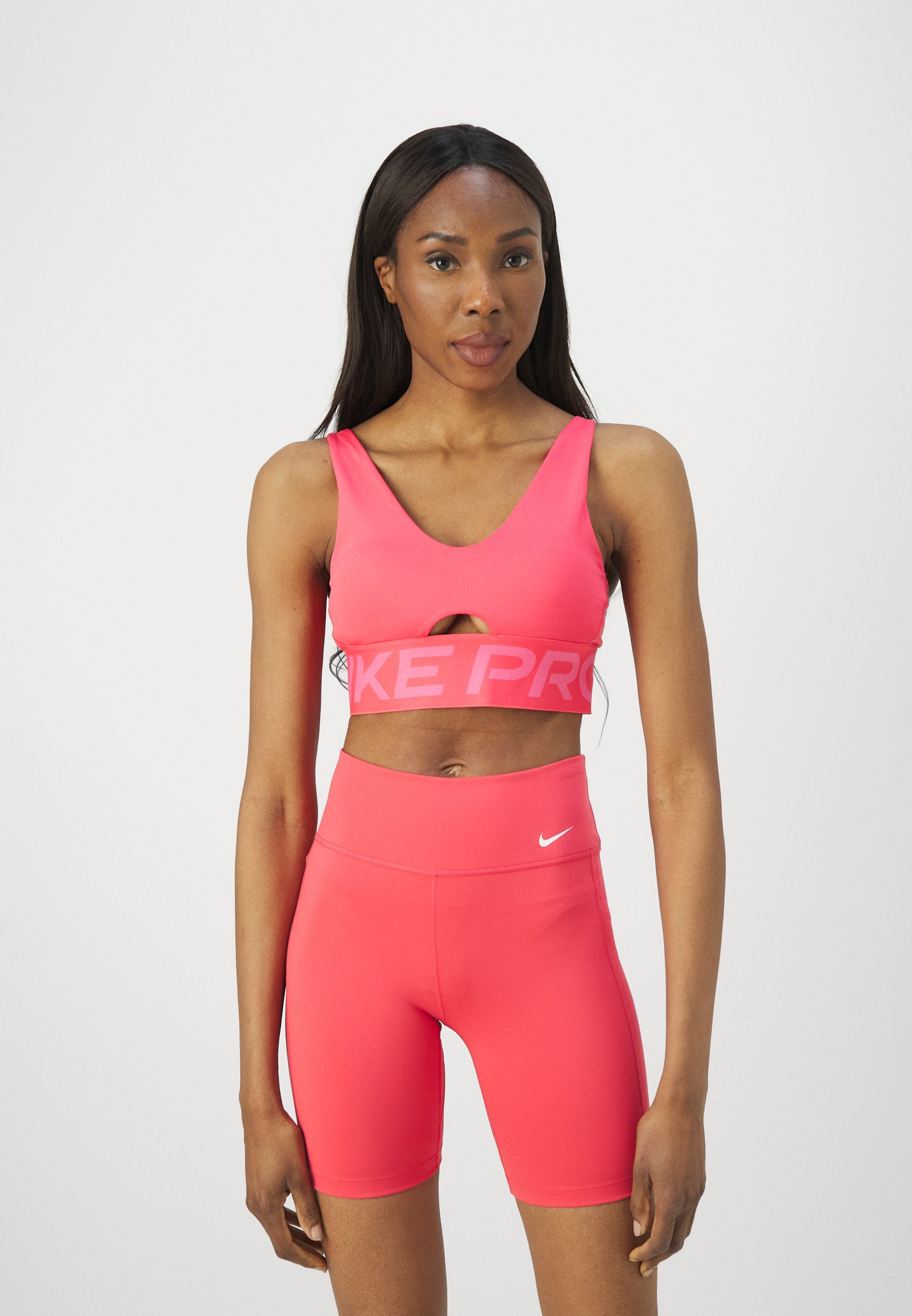 Nike Performance INDY PLUNGE BRA BOLD - Sportbeha met gemiddelde ondersteuning - asterroze/pinksicle