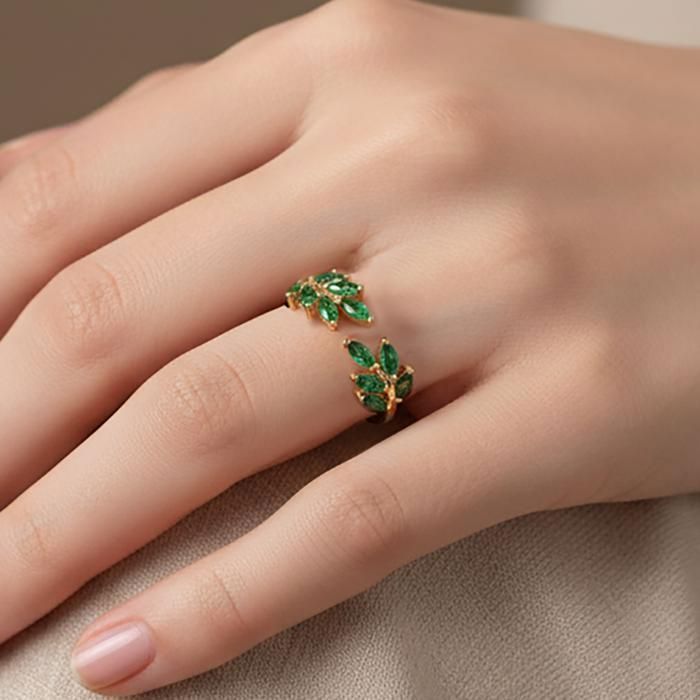 Anello da donna placcato oro 18 carati – Elegante design a fogliame – Zirconia cubica verde taglio marquise – Gioiello raffinato e di tendenza – Regalo di Natale