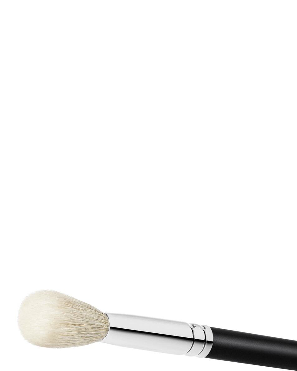 Pinceau contour biseauté MAC 168S - 100 % synthétique - Doux