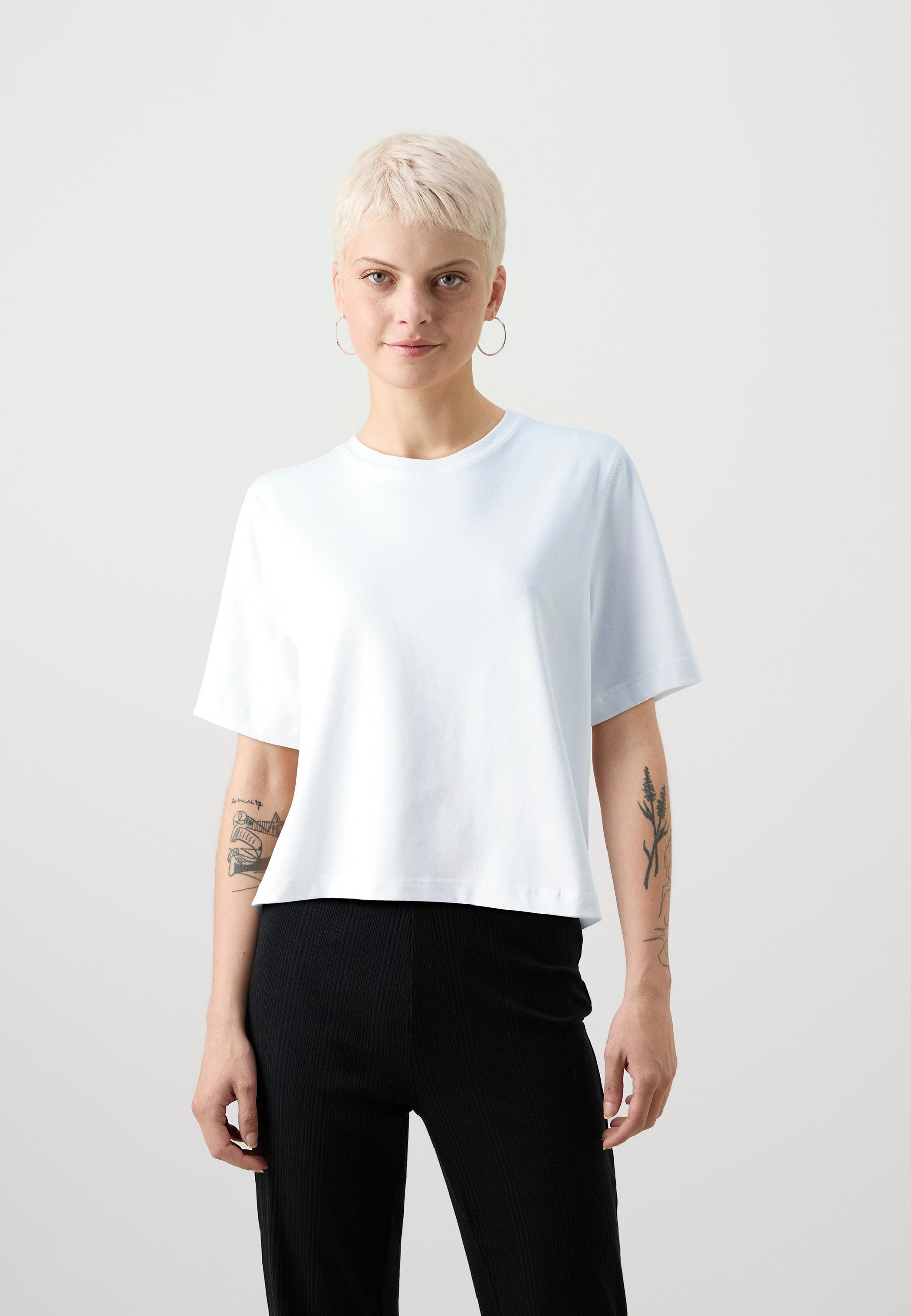 ONLY Petite ONLLINA BOXY TEE - Basic T-shirt - wit