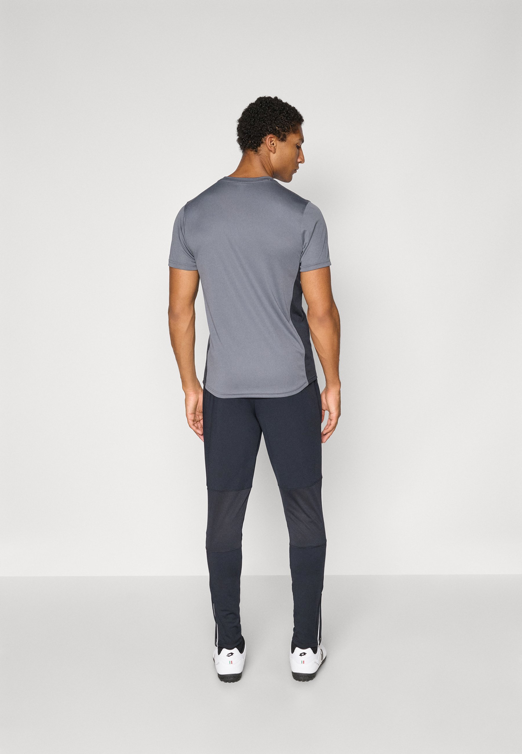 Pantaloni da tuta Under Armour CHALLENGER TRAINING - nero/bianco