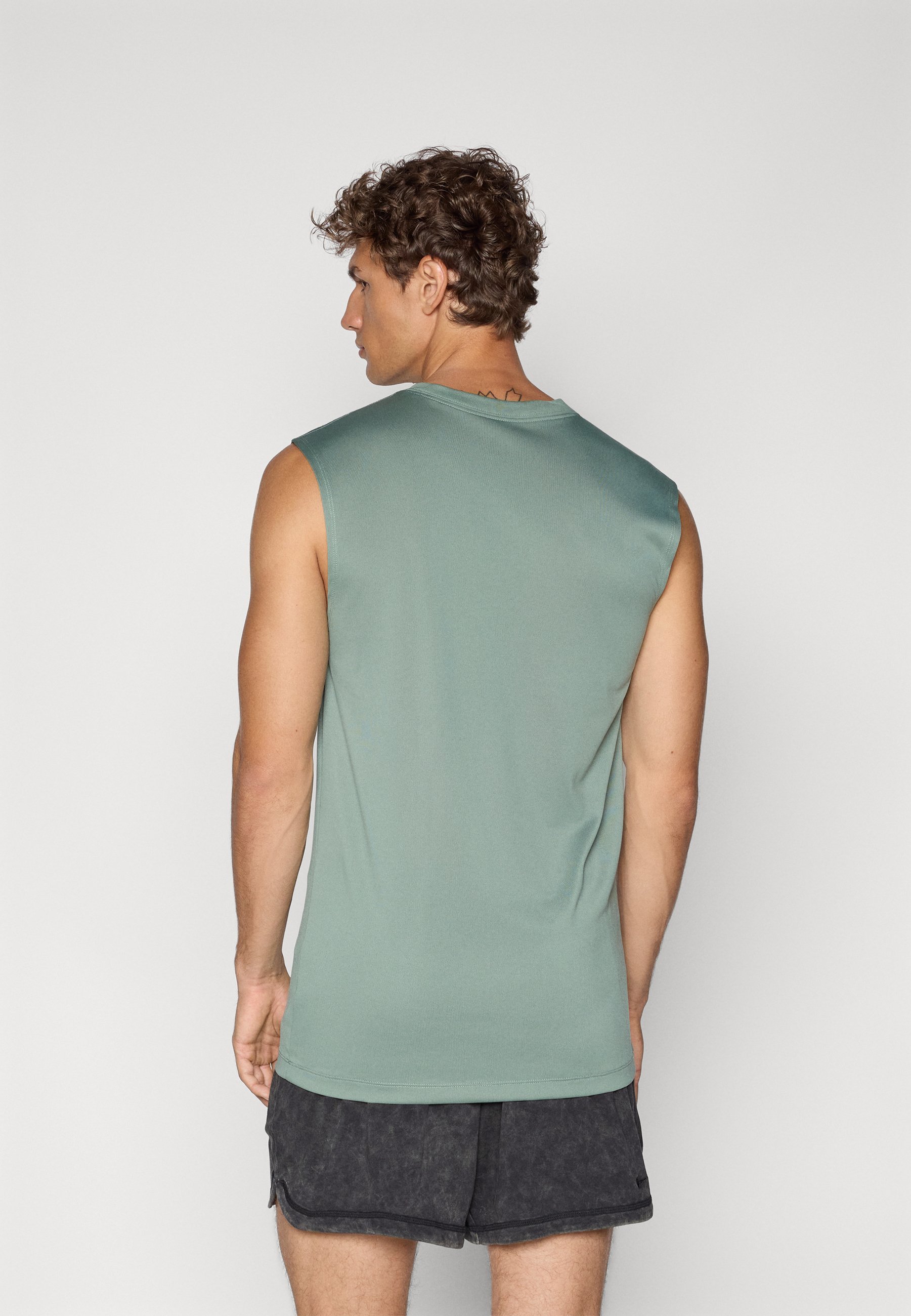 Nike Performance TEE RESET - Top - kleigroen/zwart