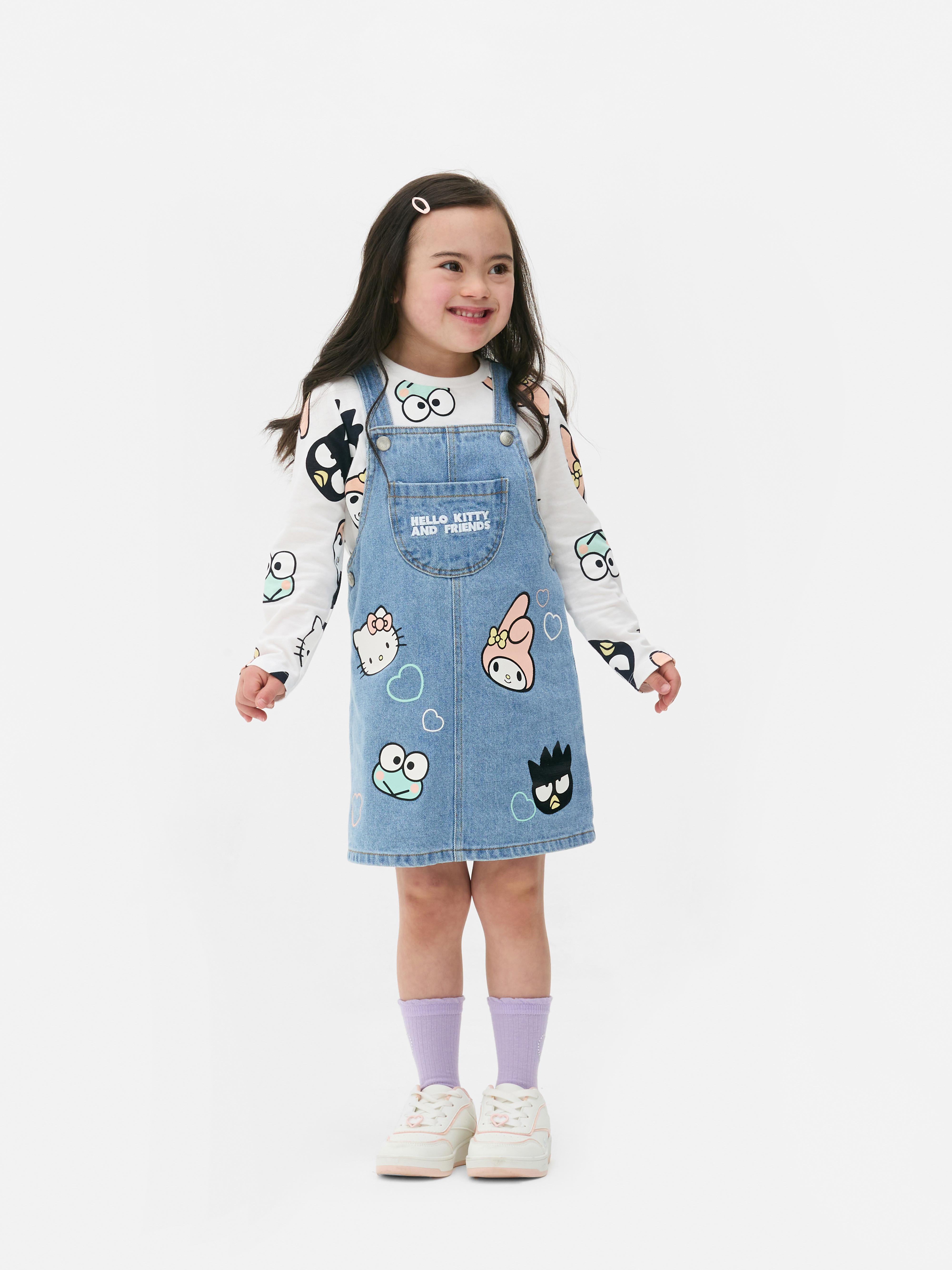 Hello Kitty und ihre Freunde: Schürzenkleid und Langarmshirt. Ein Langarmshirt und ein Jeans-Schürzenkleid mit Hello Kitty und ihren Freunden.