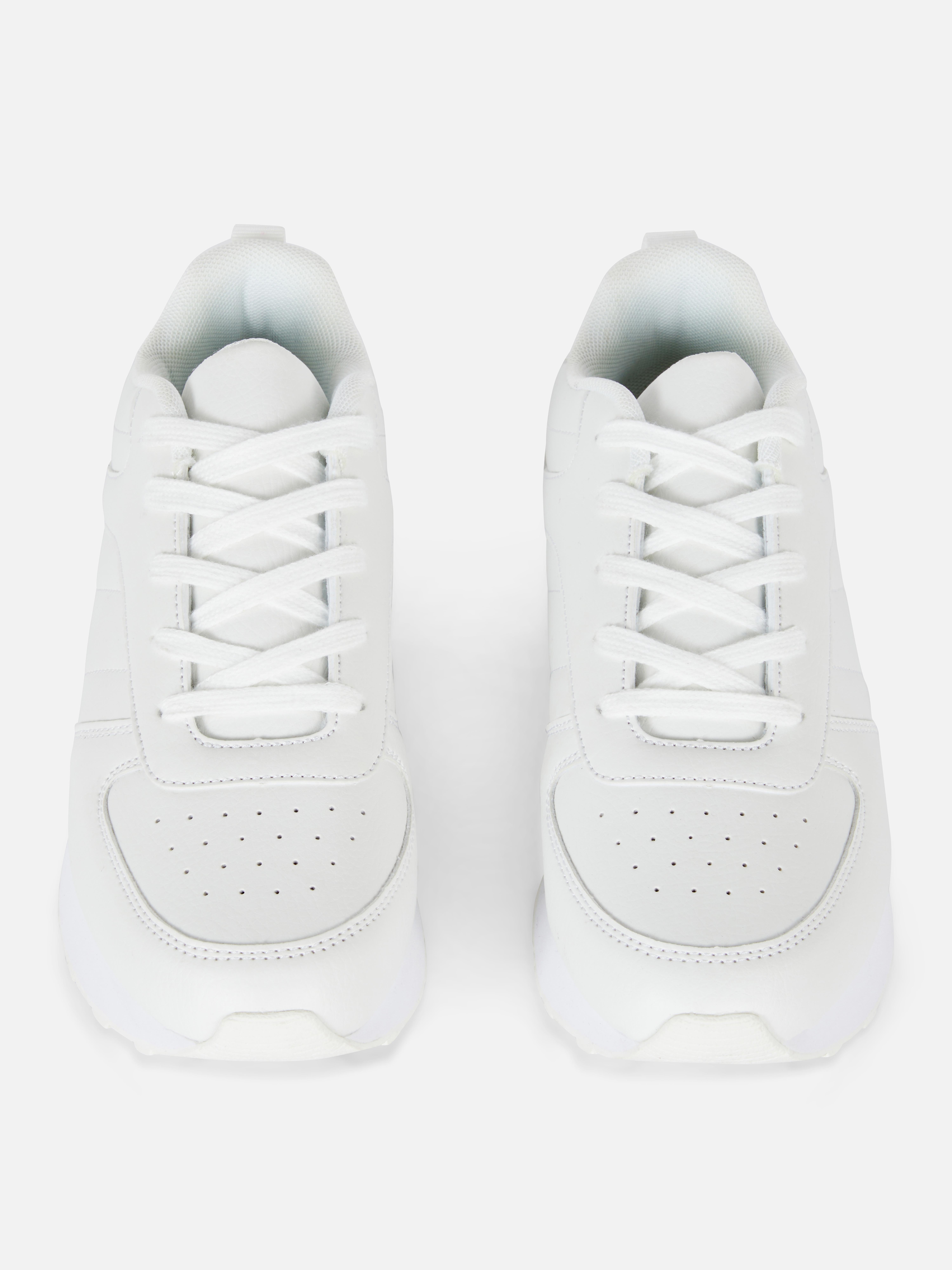 Sneakers classiche. Queste sneakers sono nella lista dei desideri di tutti in questa stagione.