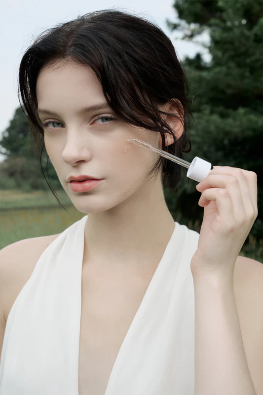SKIN1004 Upokojujúce pleťové sérum s madagaskarskou pupočníkom a čajom Trica Relief Ampoule pre problematickú pleť
