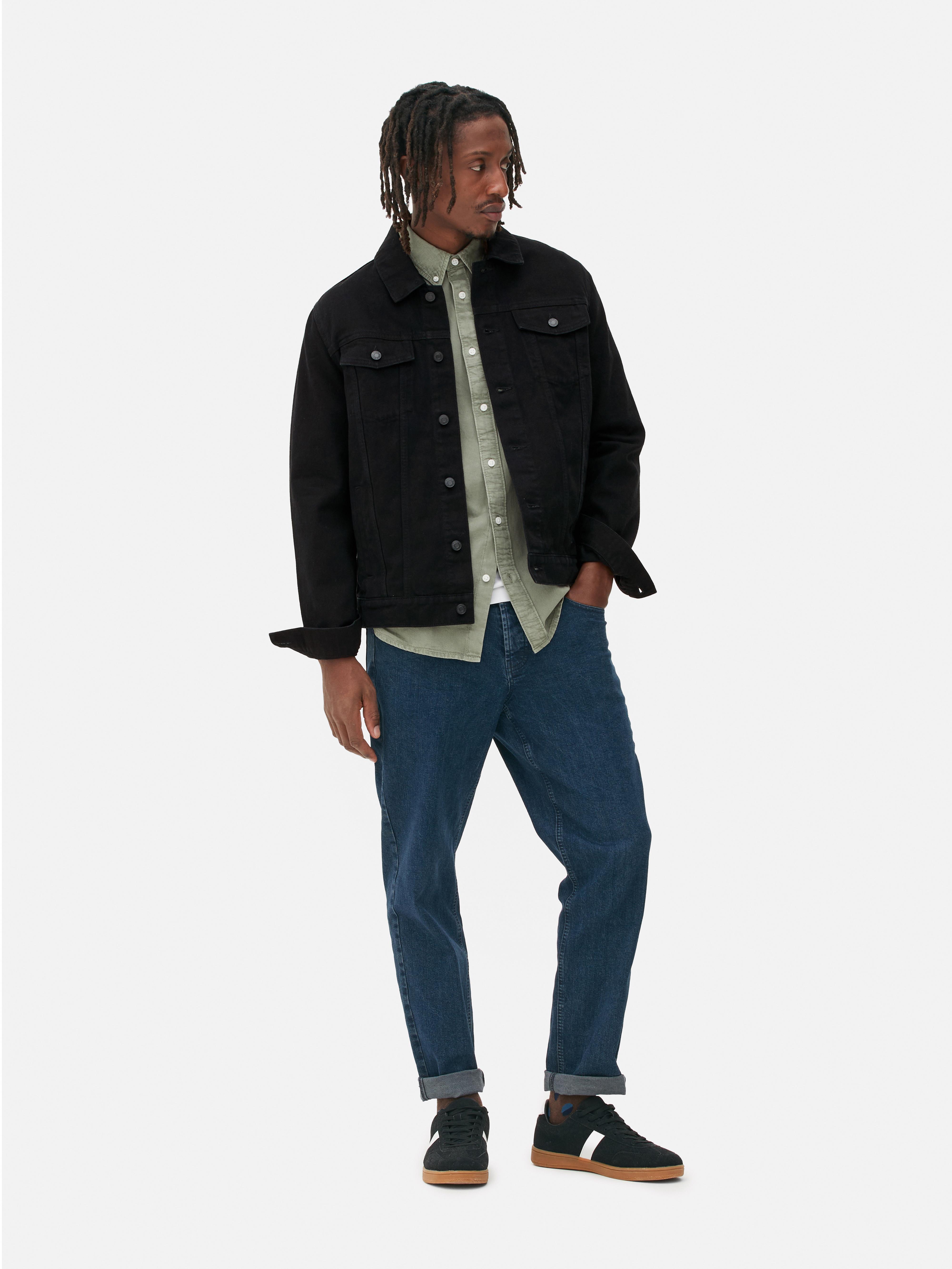 Jachetă trucker din denim. Extinde-ți garderoba capsulă cu o jachetă din denim atemporală.