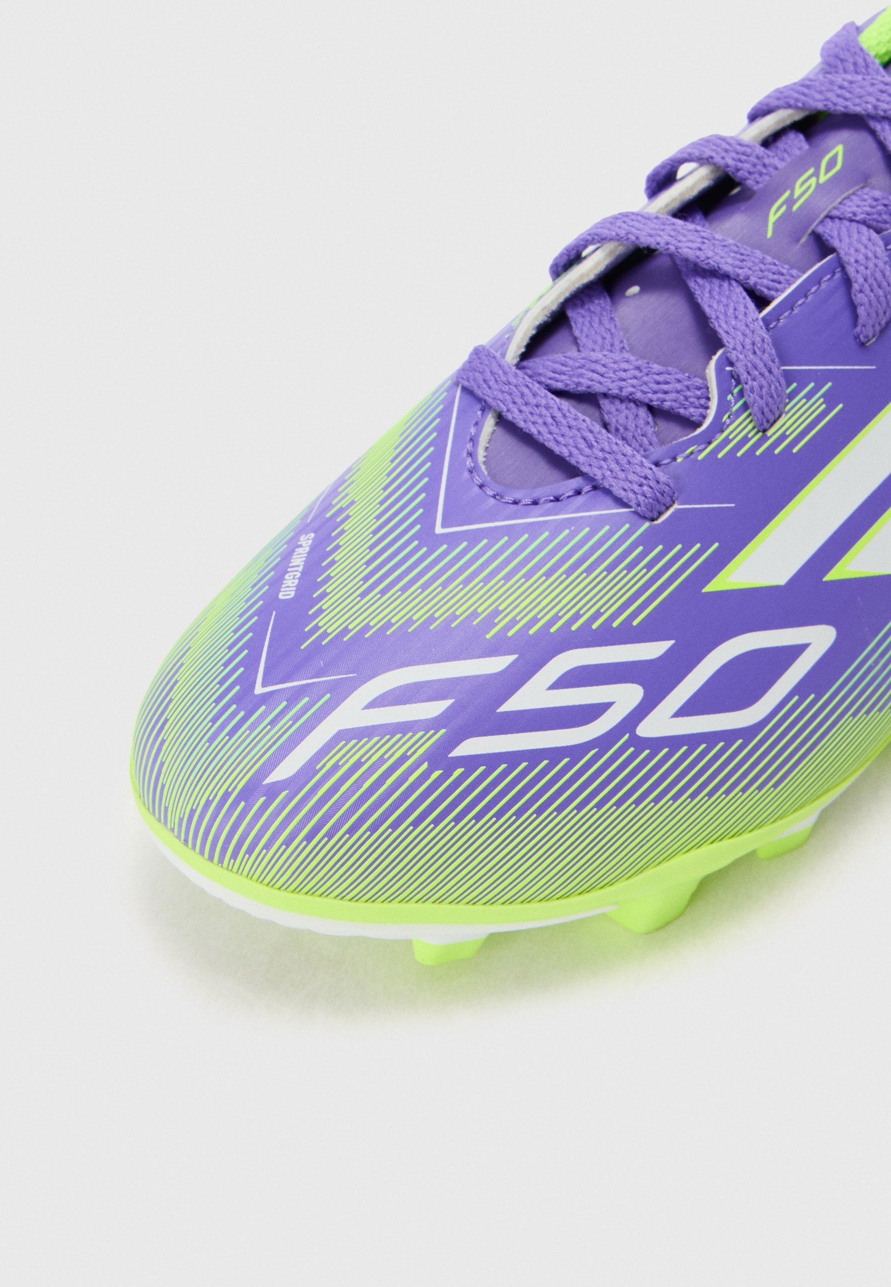 adidas Performance F50 CLUB UNISEXE - Chaussures de football pour terrain ferme - violet foncé/blanc/citron clair