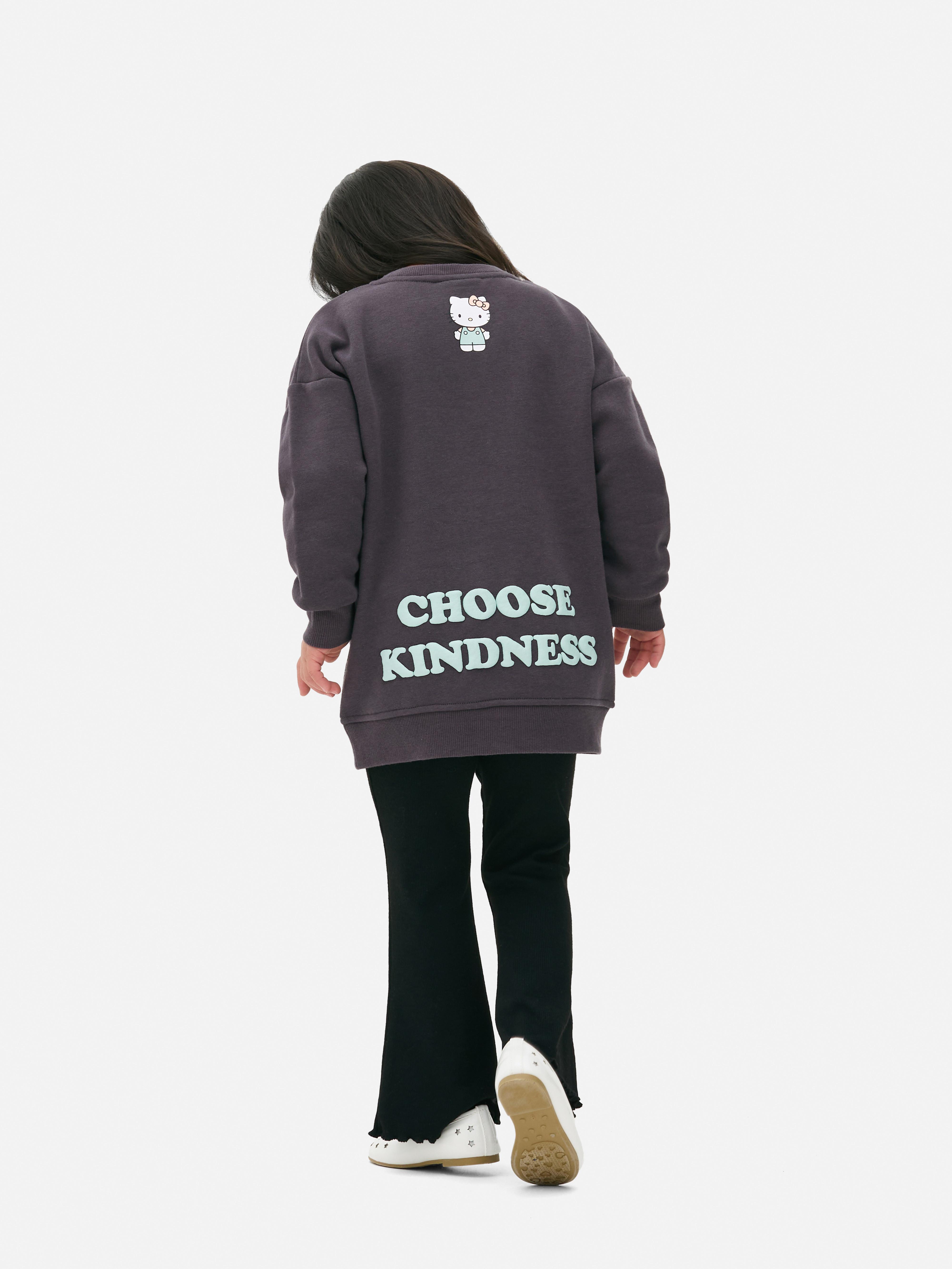 Sweatshirt mit Hello-Kitty-Schultertasche Ein langes Hello-Kitty-Sweatshirt mit einer passenden Tasche als Accessoire