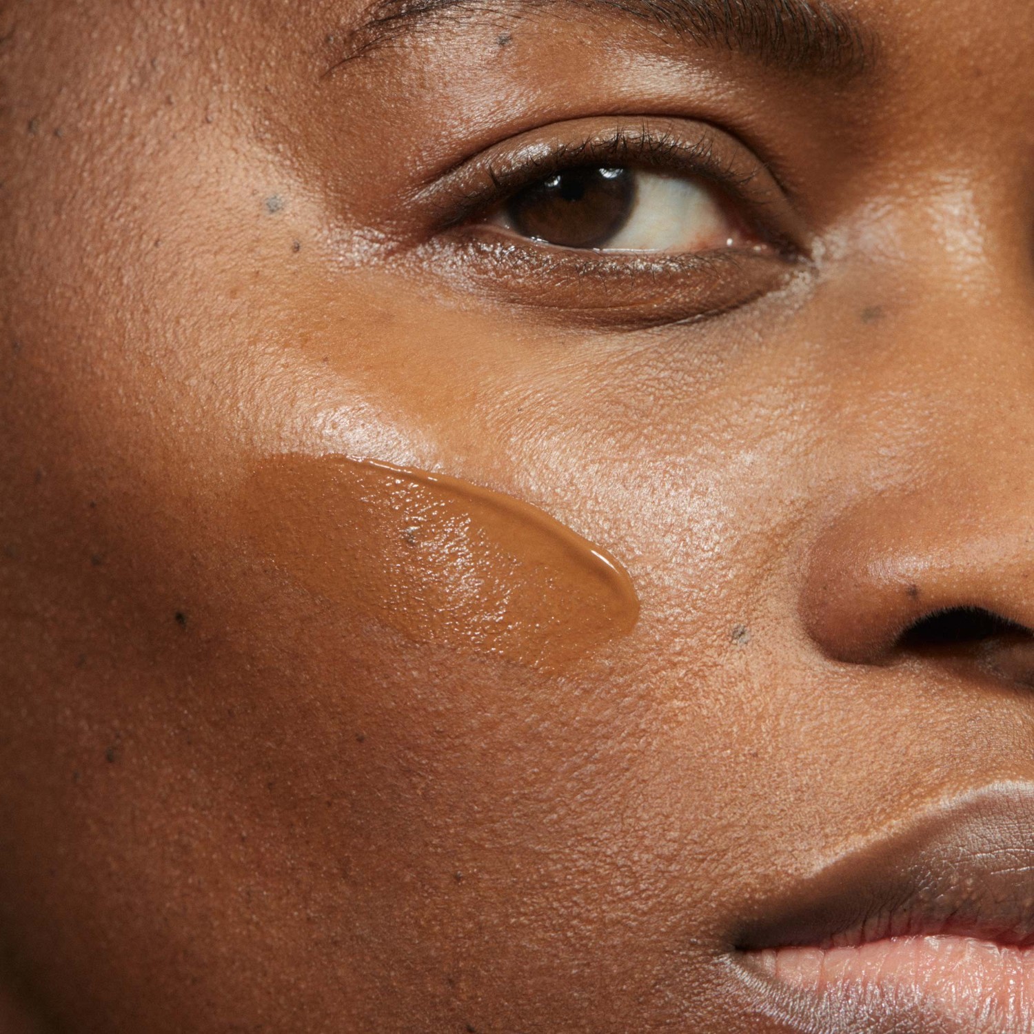 MÁDARA Foundation SKINONYM Semi-Matte Peptide Foundation, Nr. 15 KAMEŇ - 30 ml