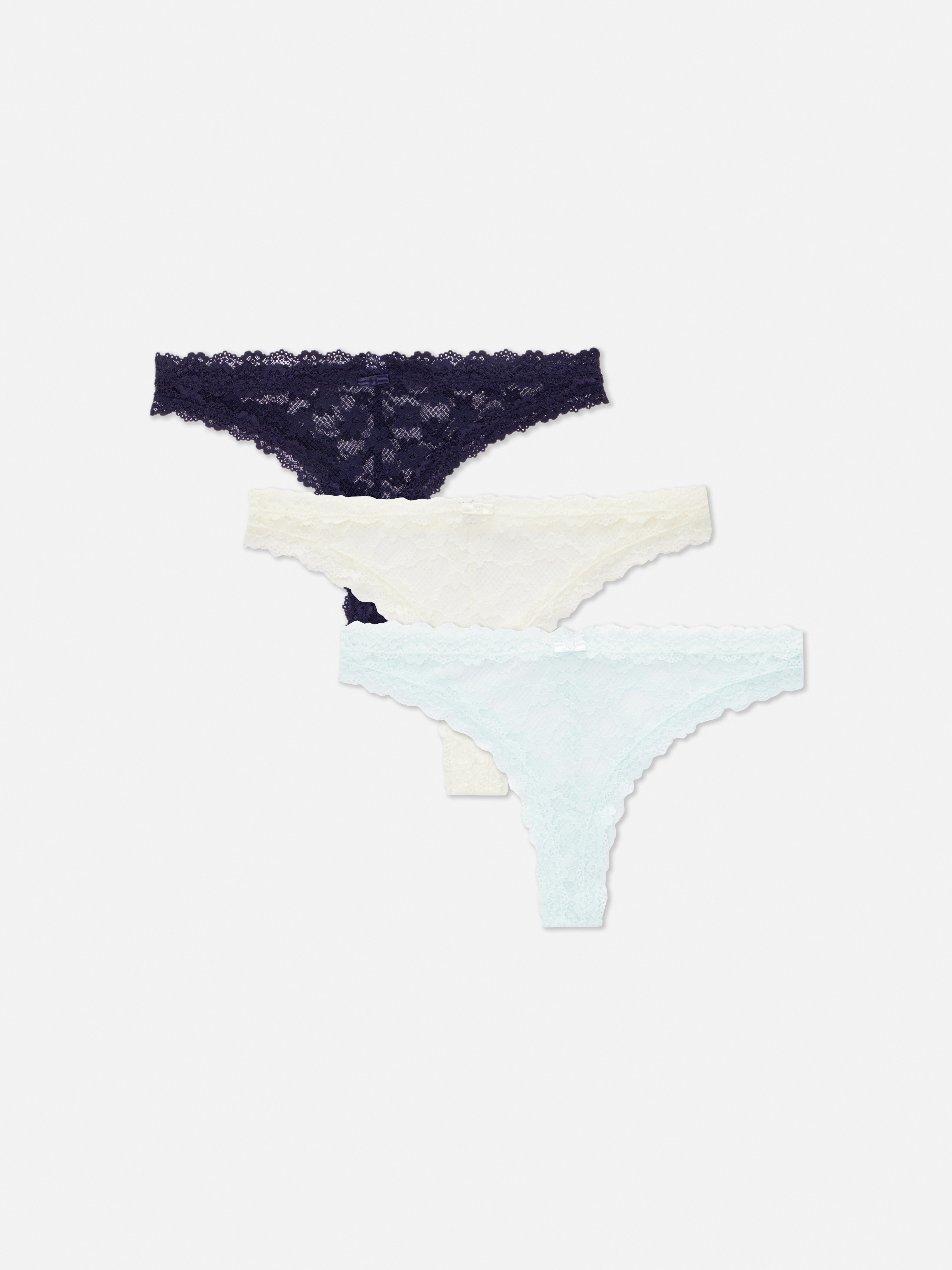 Tanga brazilieni cu dantelă, set de 3 Un set de trei tanga brazilieni cu modele din dantelă