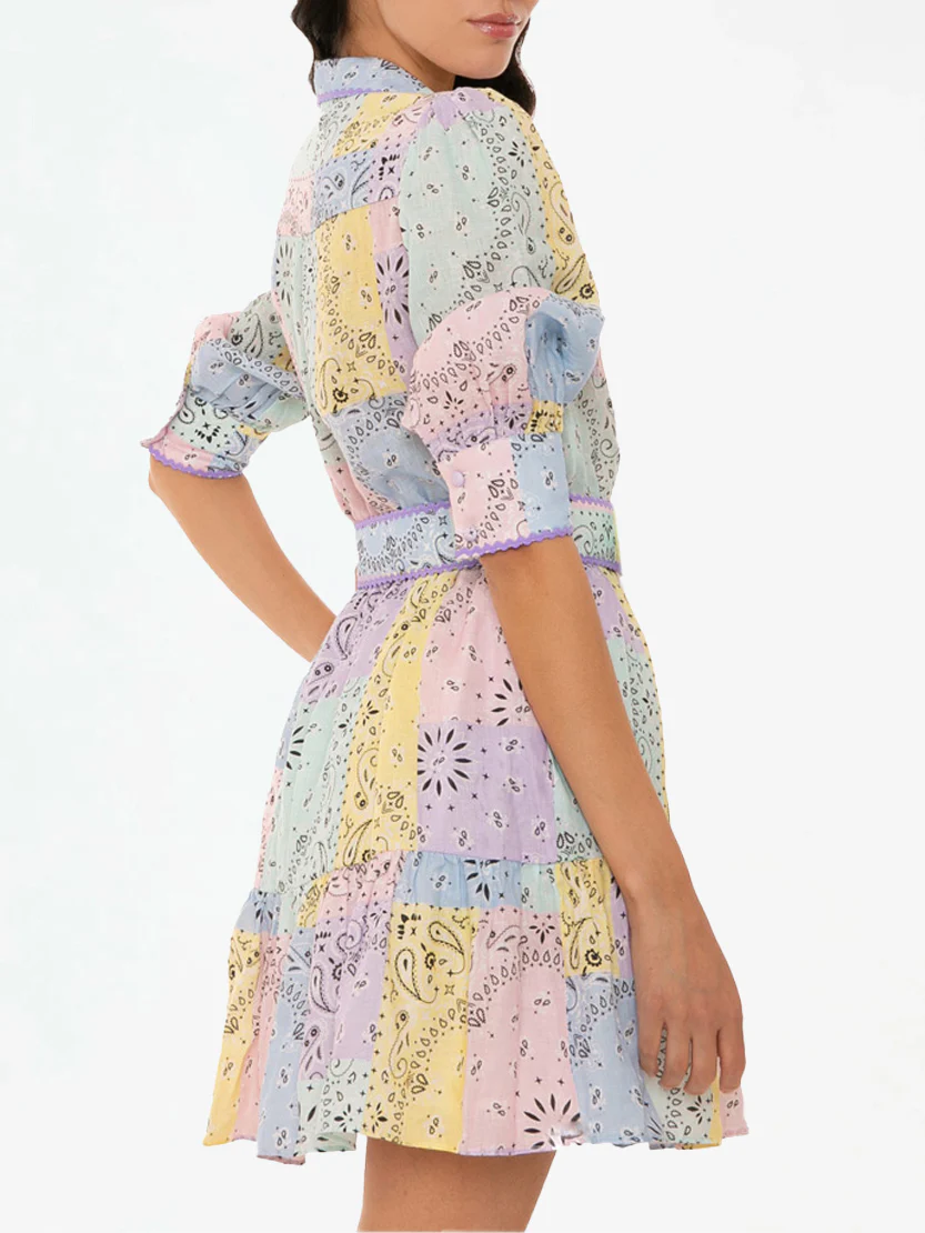 Vestido curto de linho multicolorido estilo bandana