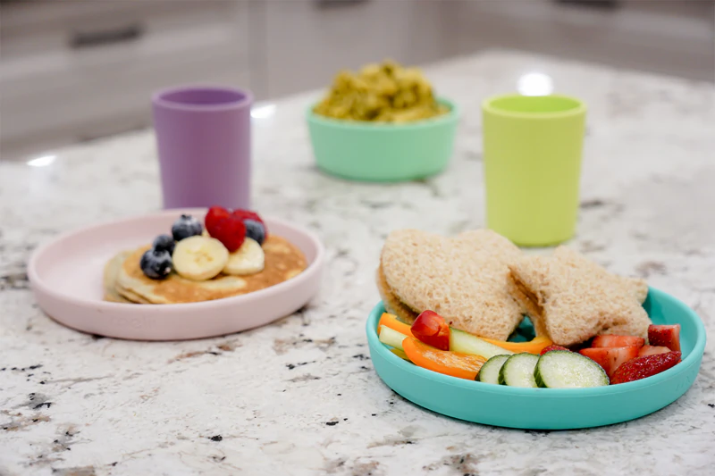 Conjunto de alimentação Melii nas cores menta, azul e lima.