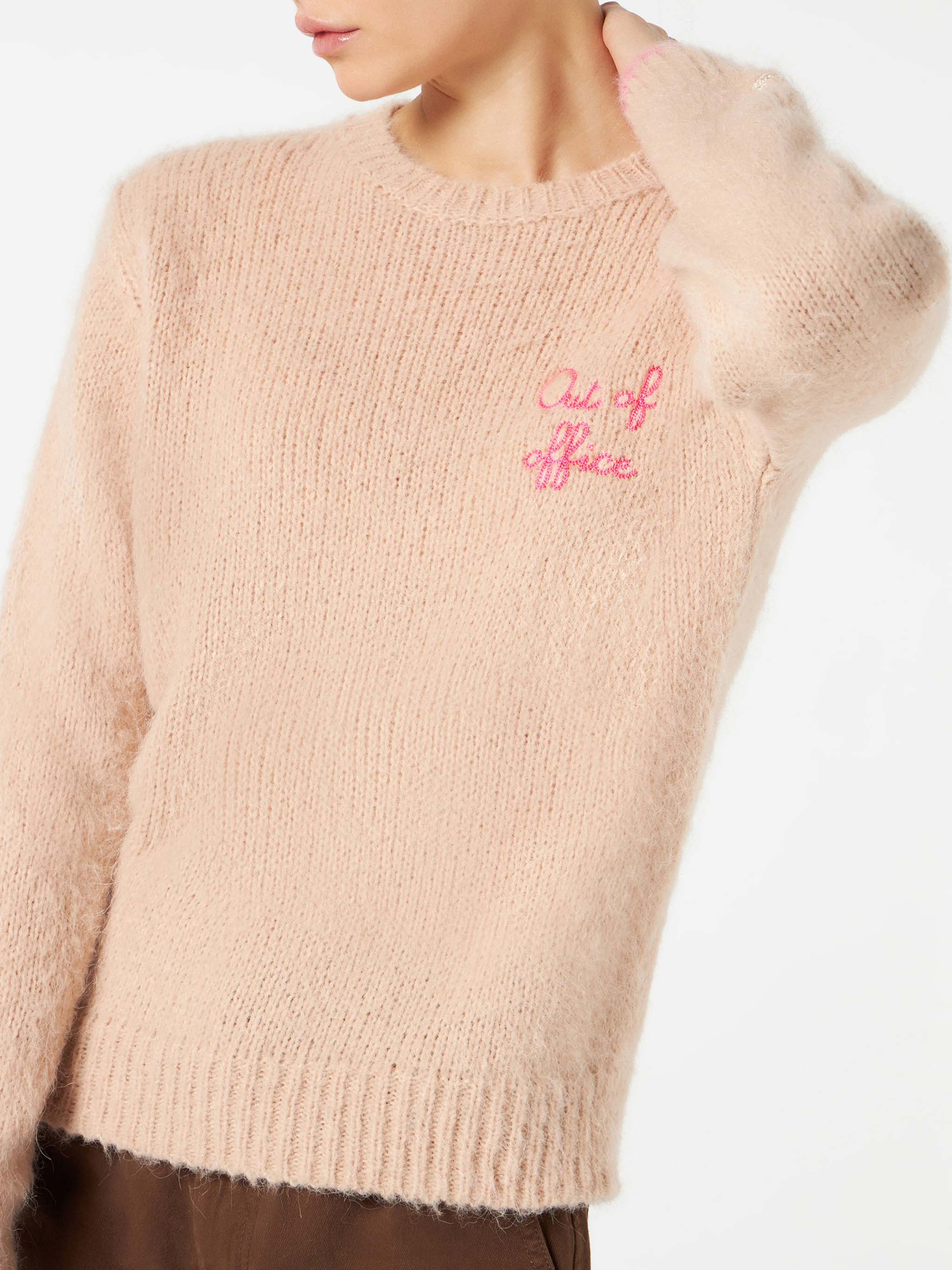 Pull beige brossé pour femme avec broderie