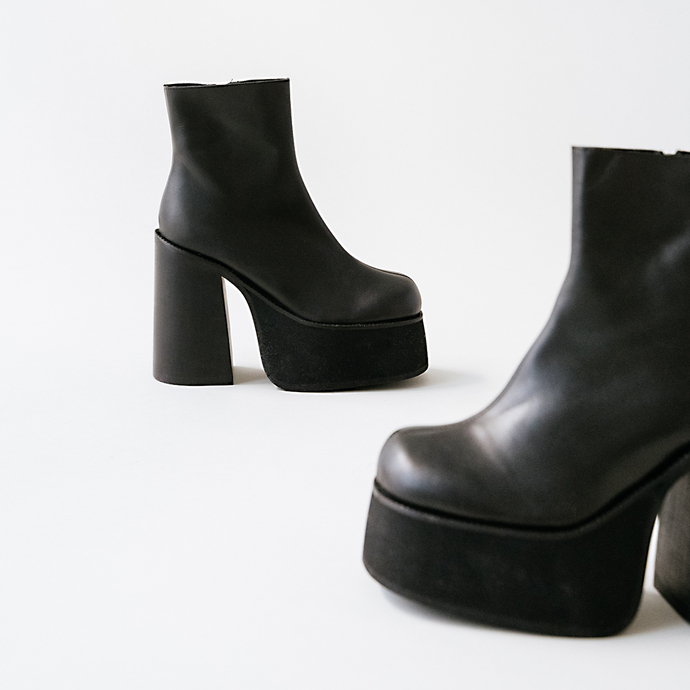 Boots à plateformes et bouts carrés  en cuir noir