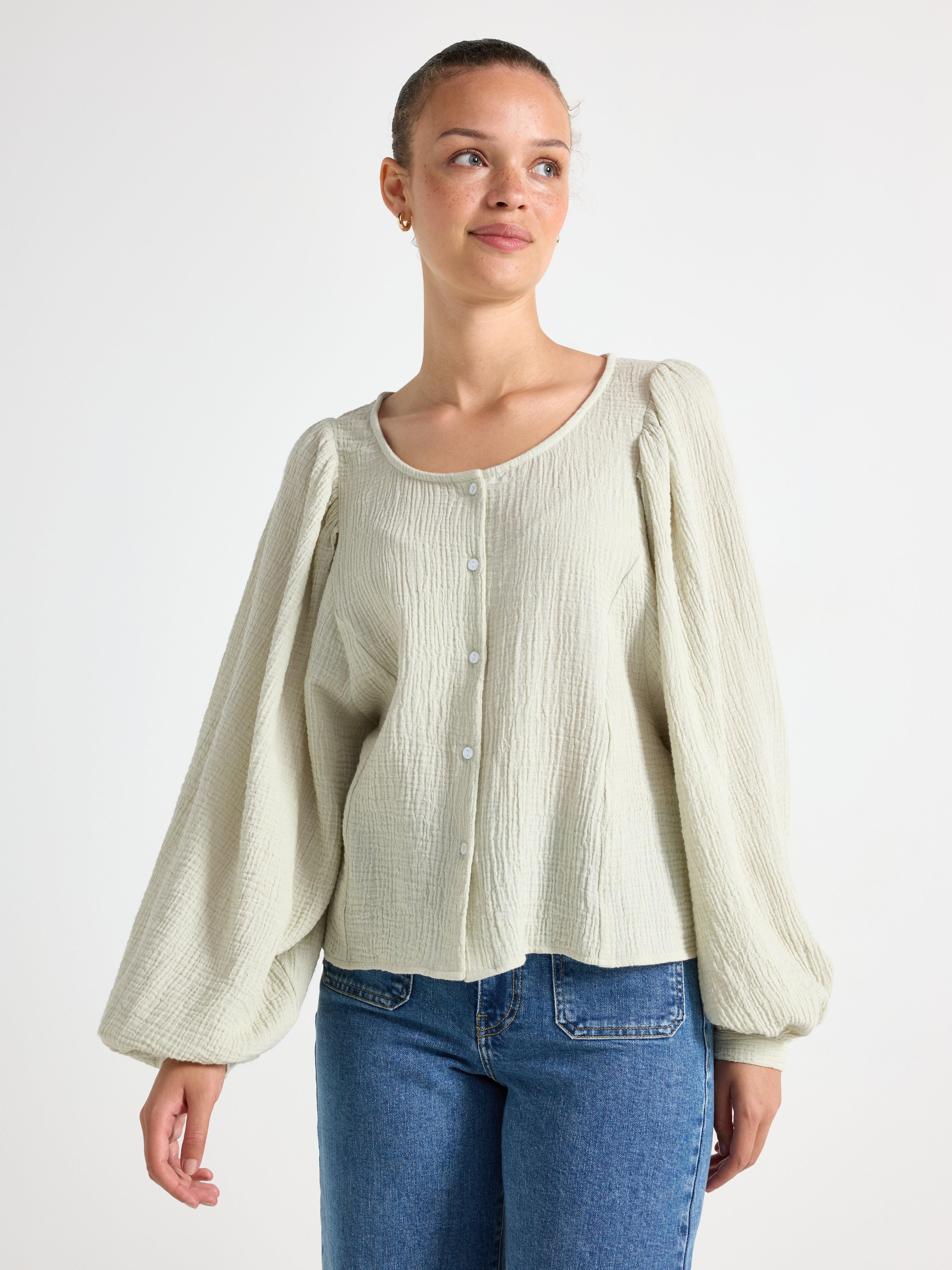 Blusa em tecido de algodão verde claro acinzentado