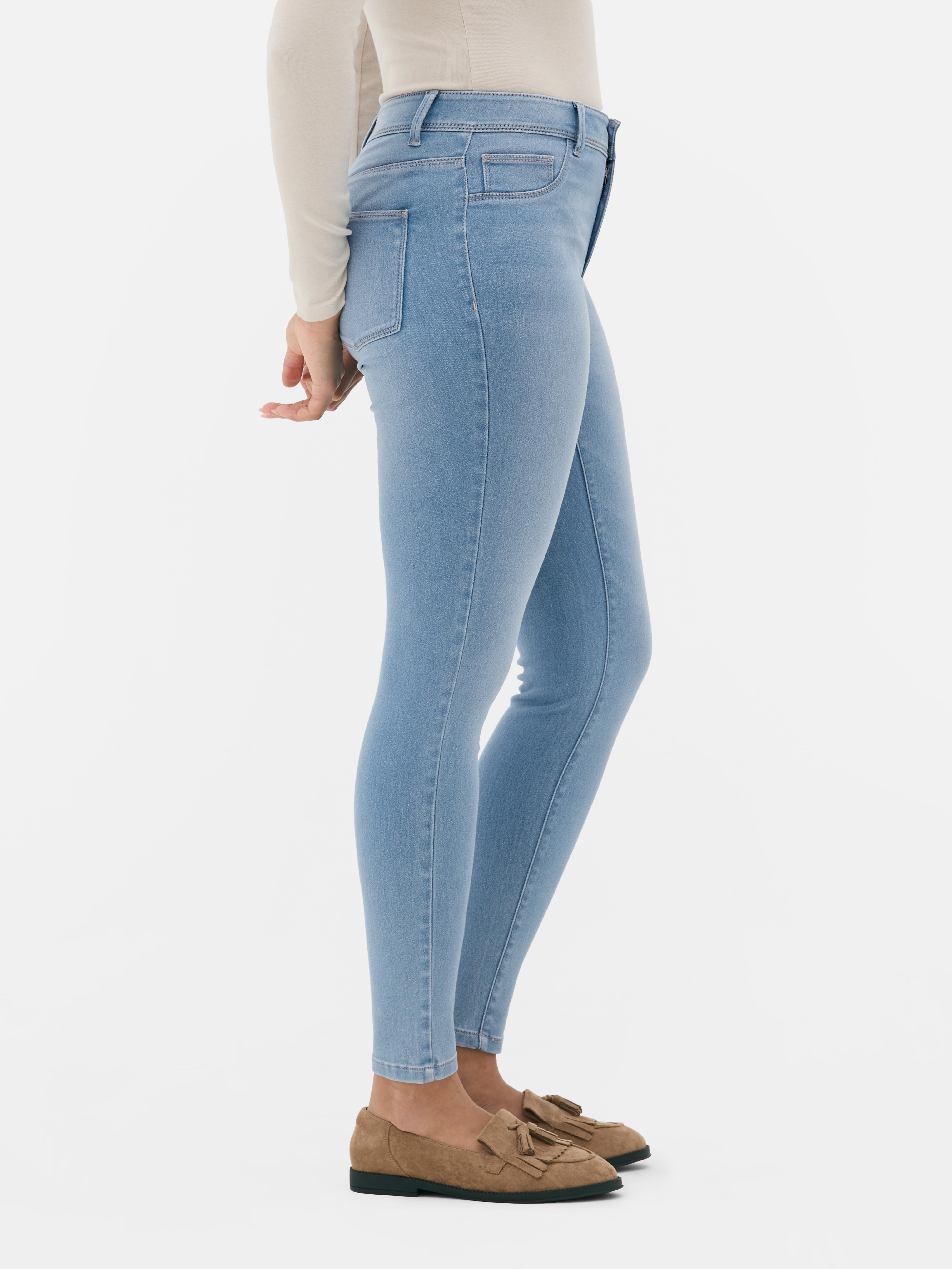 Blugi skinny simpli cu talie medie. Blugii sunt un must-have, iar noi adorăm acest stil mulat.