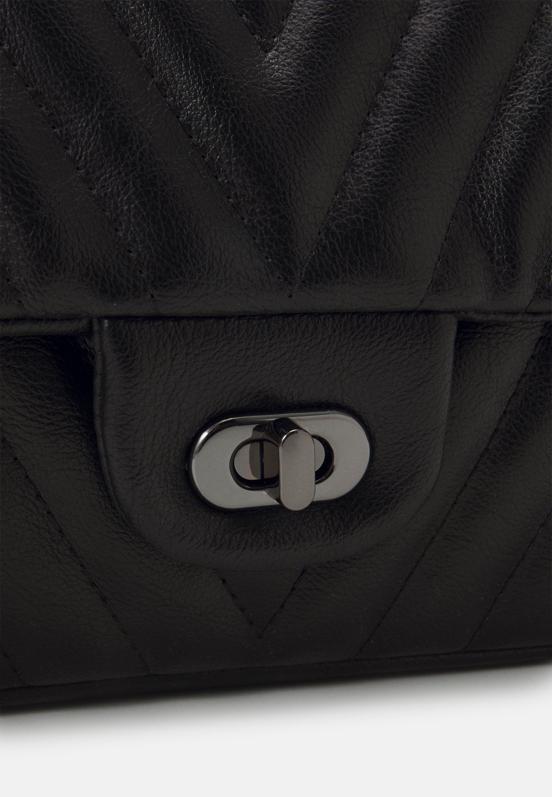 Torba Gina Tricot čez telo - črna
