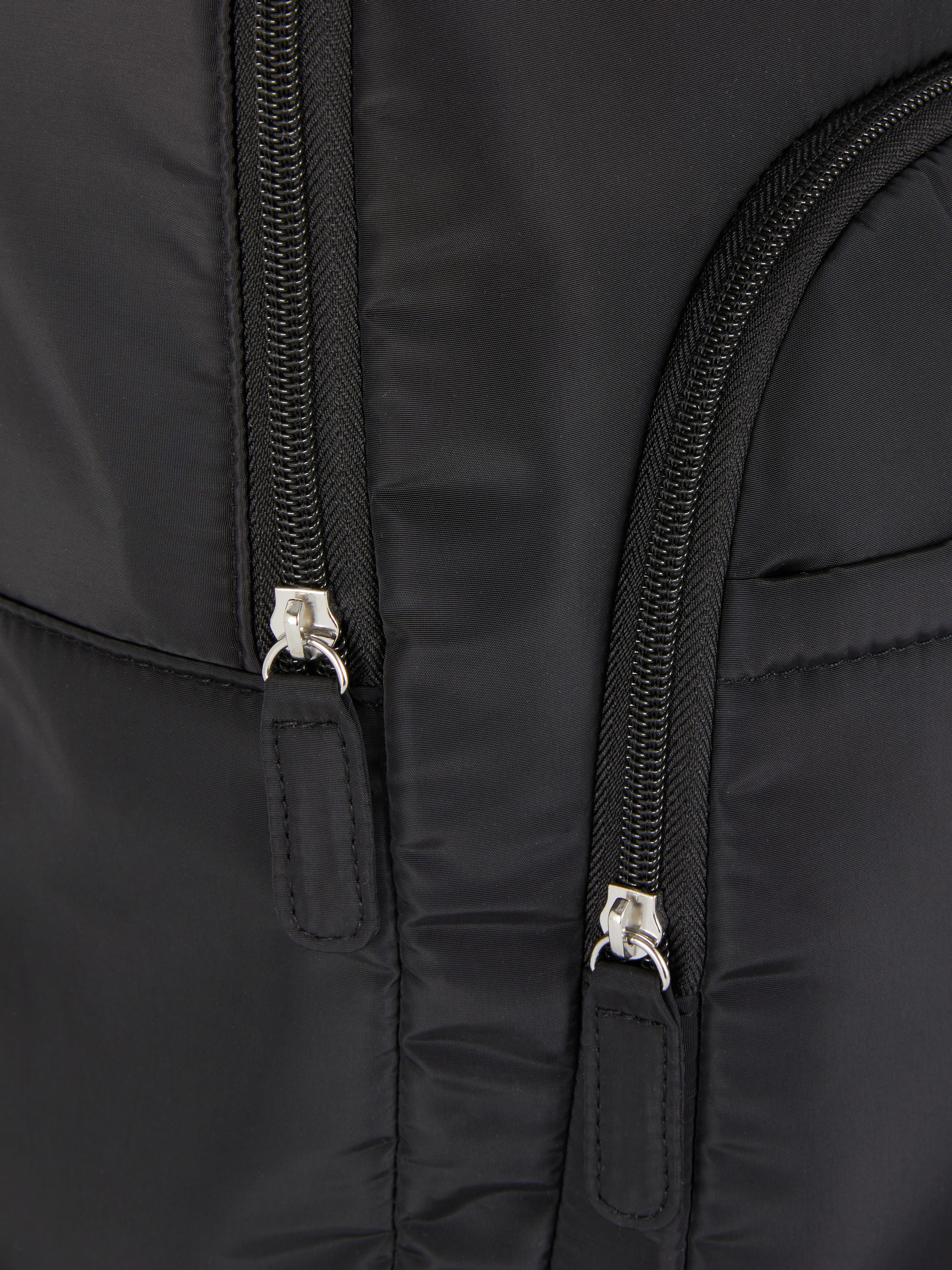 Rucksack mit zwei Taschen Ein Rucksack mit zwei Reißverschlussfächern und verstellbaren Trägern