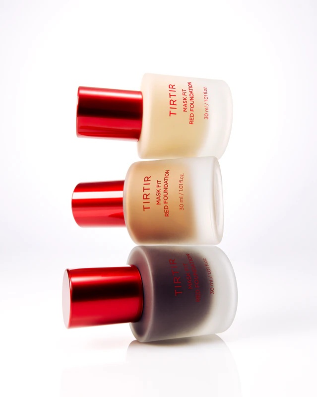 TIRTIR Mask Fit Red Foundation ir izgaismojošs, mitrinošs šķidrais tonālais krēms.