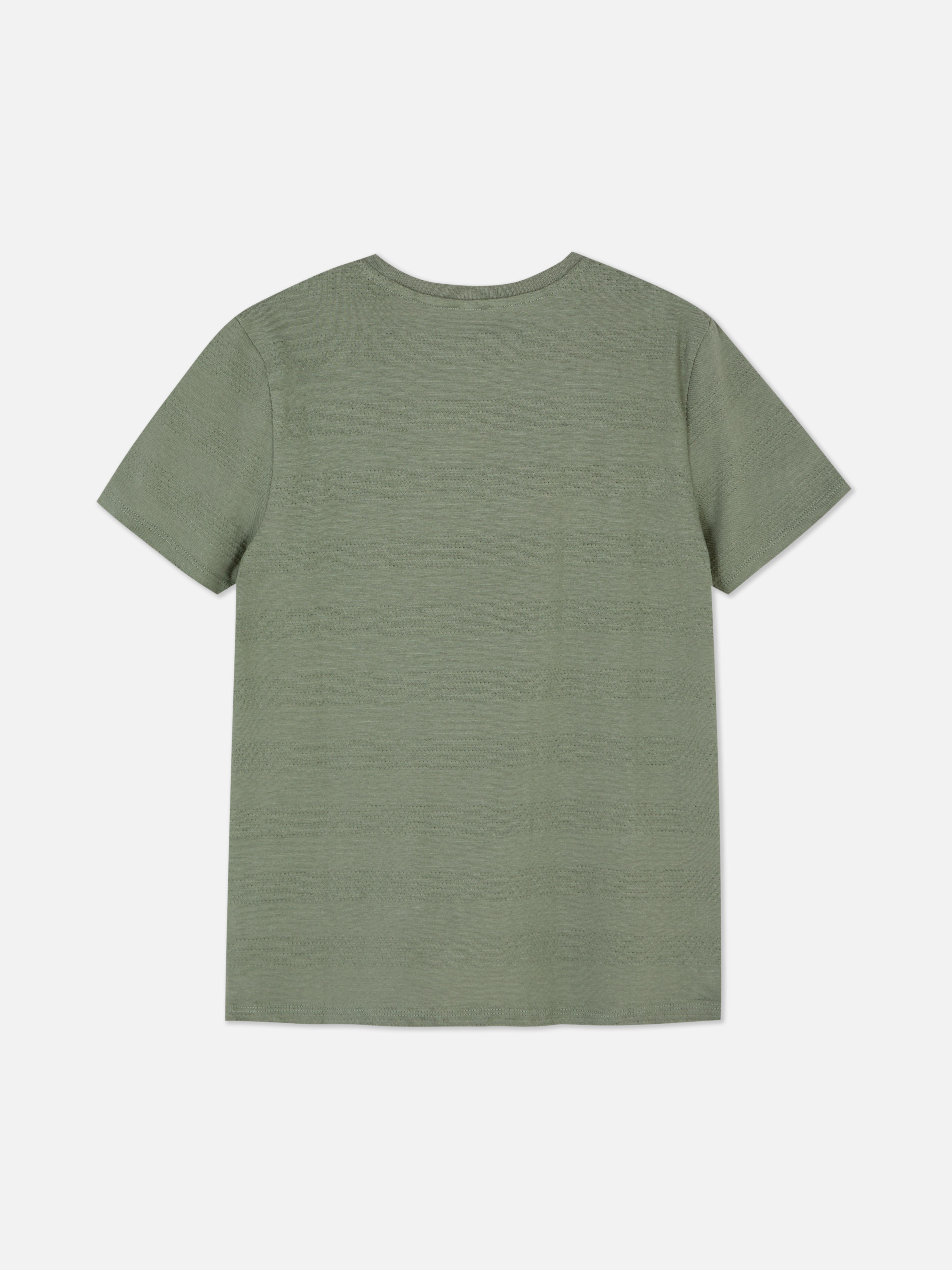 Gestreiftes T-Shirt mit Strukturmuster Dieses T-Shirt hat kurze Ärmel, einen geraden Saum und strukturierte Streifen.