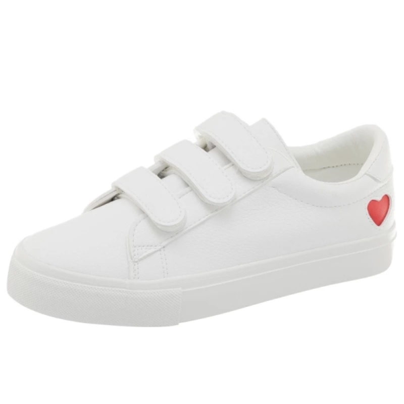Zapatillas deportivas de piel para mujer, estilo casual, con plataforma vulcanizada, tendencia primaveral. Zapatillas de moda femenina, cómodas y con un bonito diseño de corazón.
