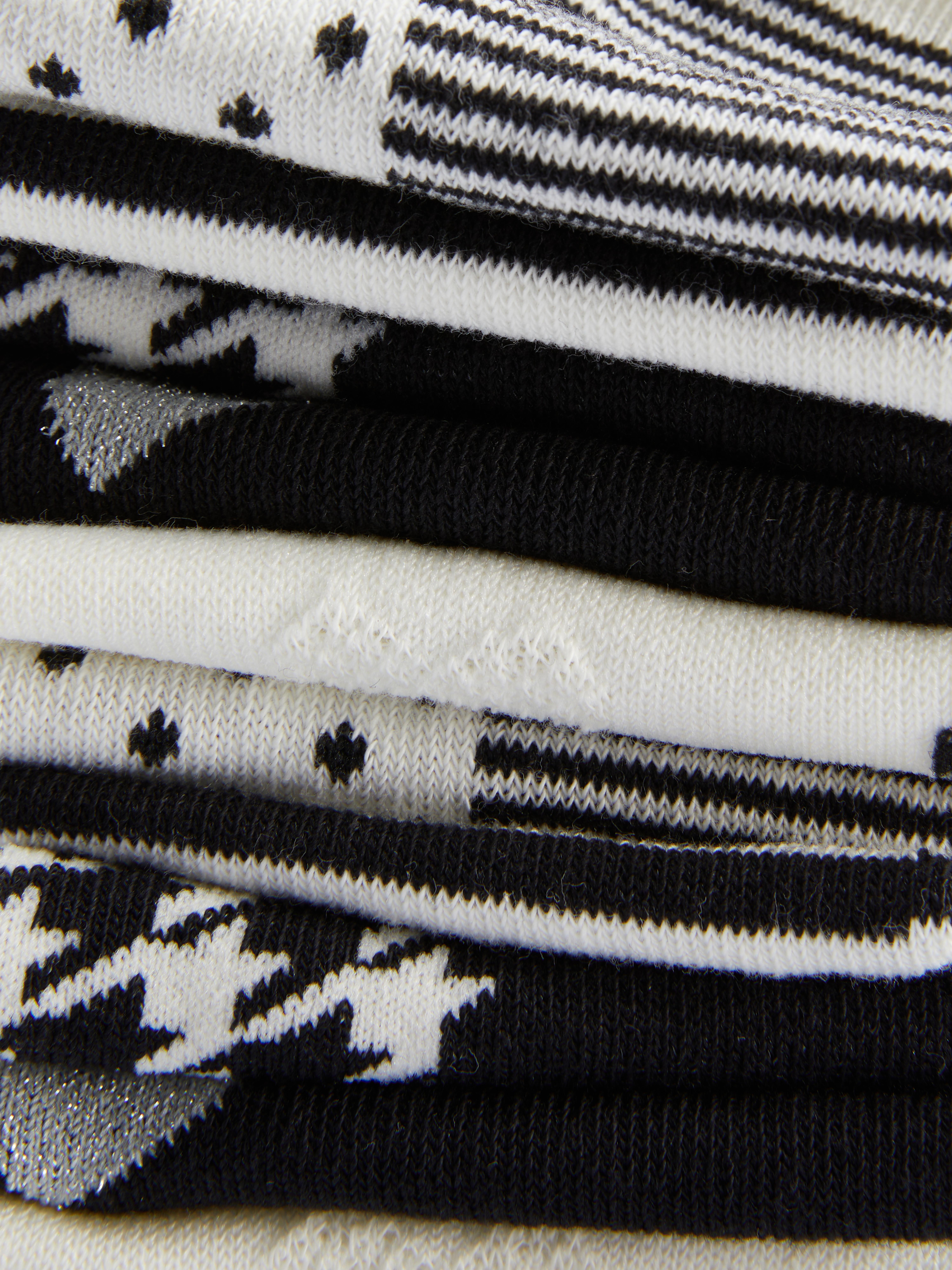 Schwarz-weiße Knöchelsocken, 5 Paar. Fünf Paar Knöchelsocken mit monochromen Designs.