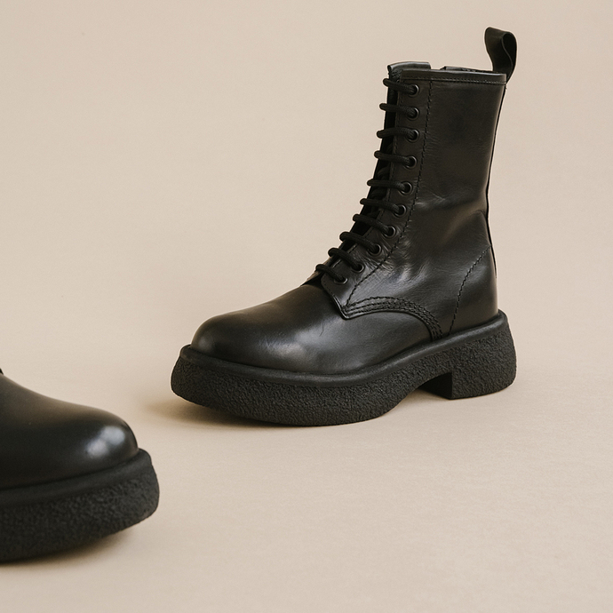 Boots à plateformes et lacets  en cuir noir