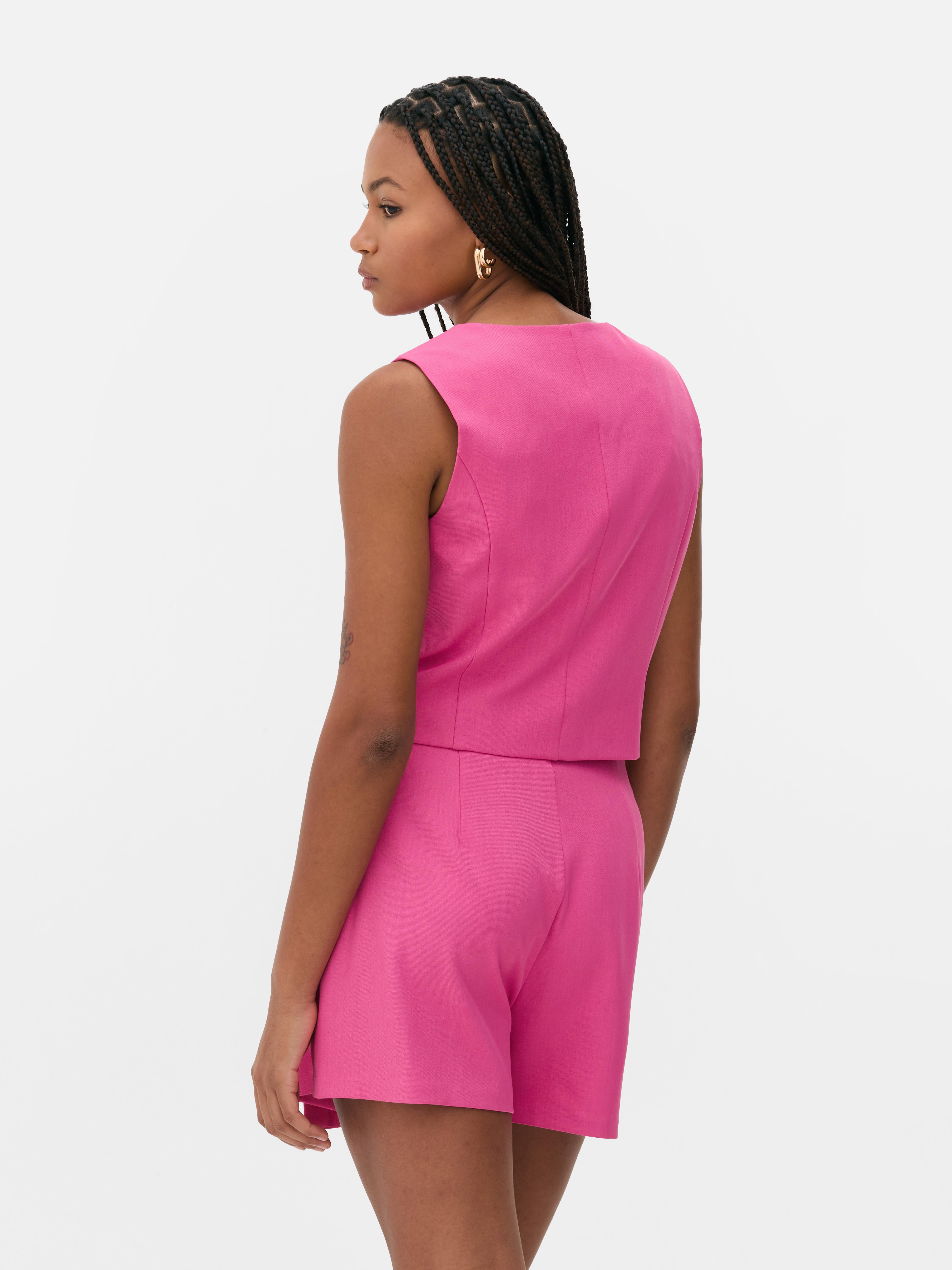 Vestă elegantă cu închidere cu nasturi. Această vestă atemporală, cu cusături prințesă, închidere cu nasturi și decolteu în V, este un adevărat must-have.