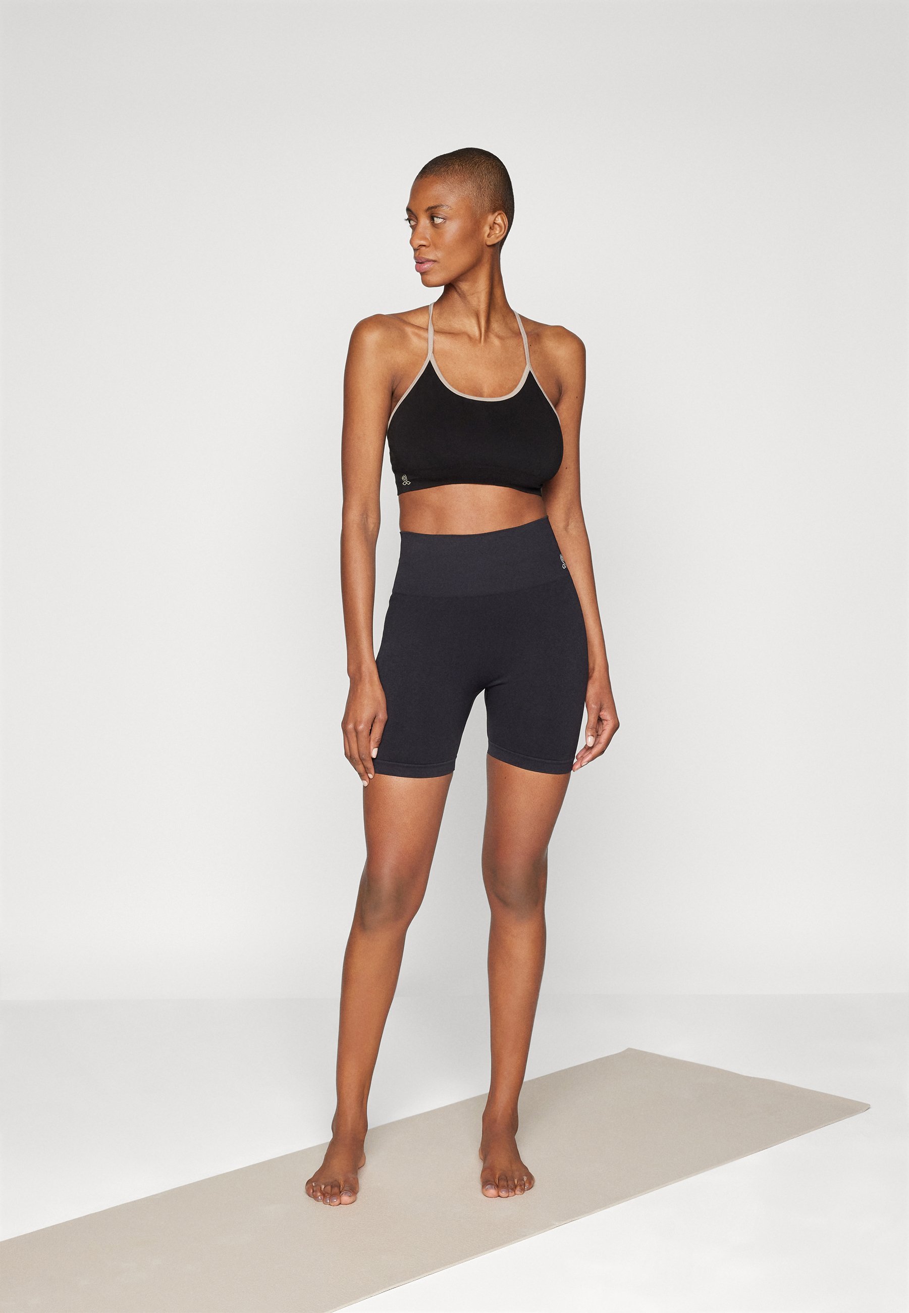 Yogasearcher DHARMA SEAMLESS BRA - Sportovní podprsenka s lehkou oporou - černá