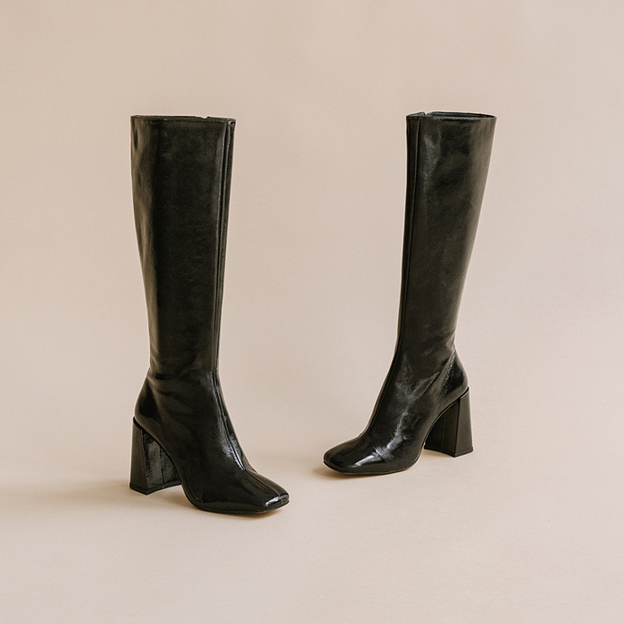 Bottes hautes à bouts carrés  en vernis plissé noir