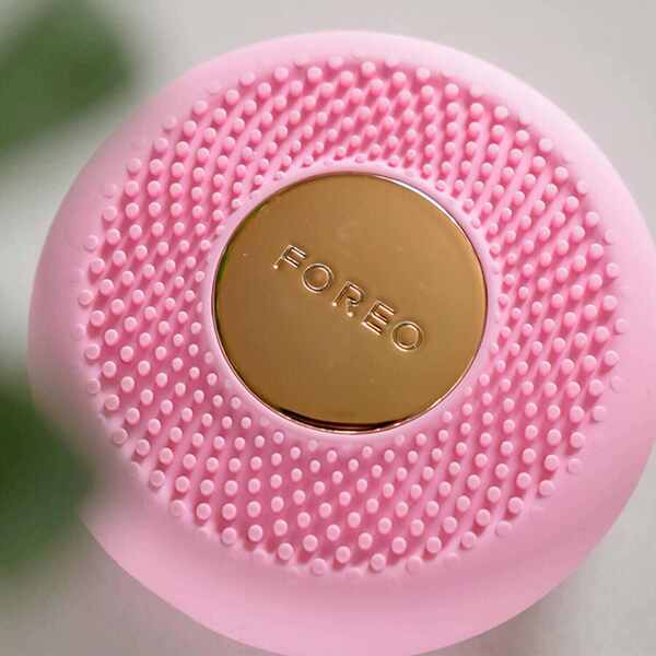 Máscara facial mini FOREO UFO para tratamento da pele seca, rosa pérola.