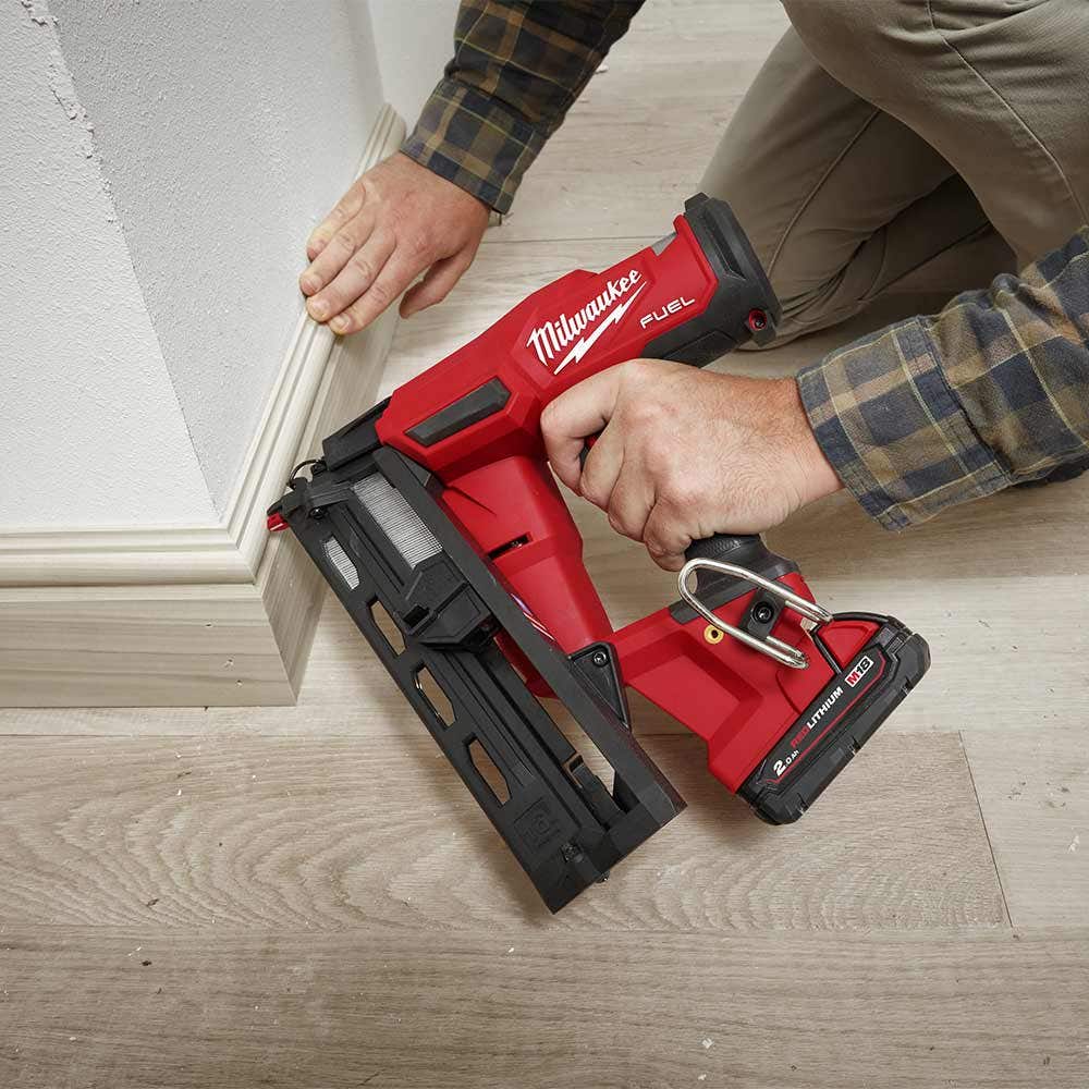 MILWAUKEE Pistol de cuie pentru finisare cu combustibil de 18 V, calibru 16, unghi drept de 20 de grade M18FN16GA-0C
