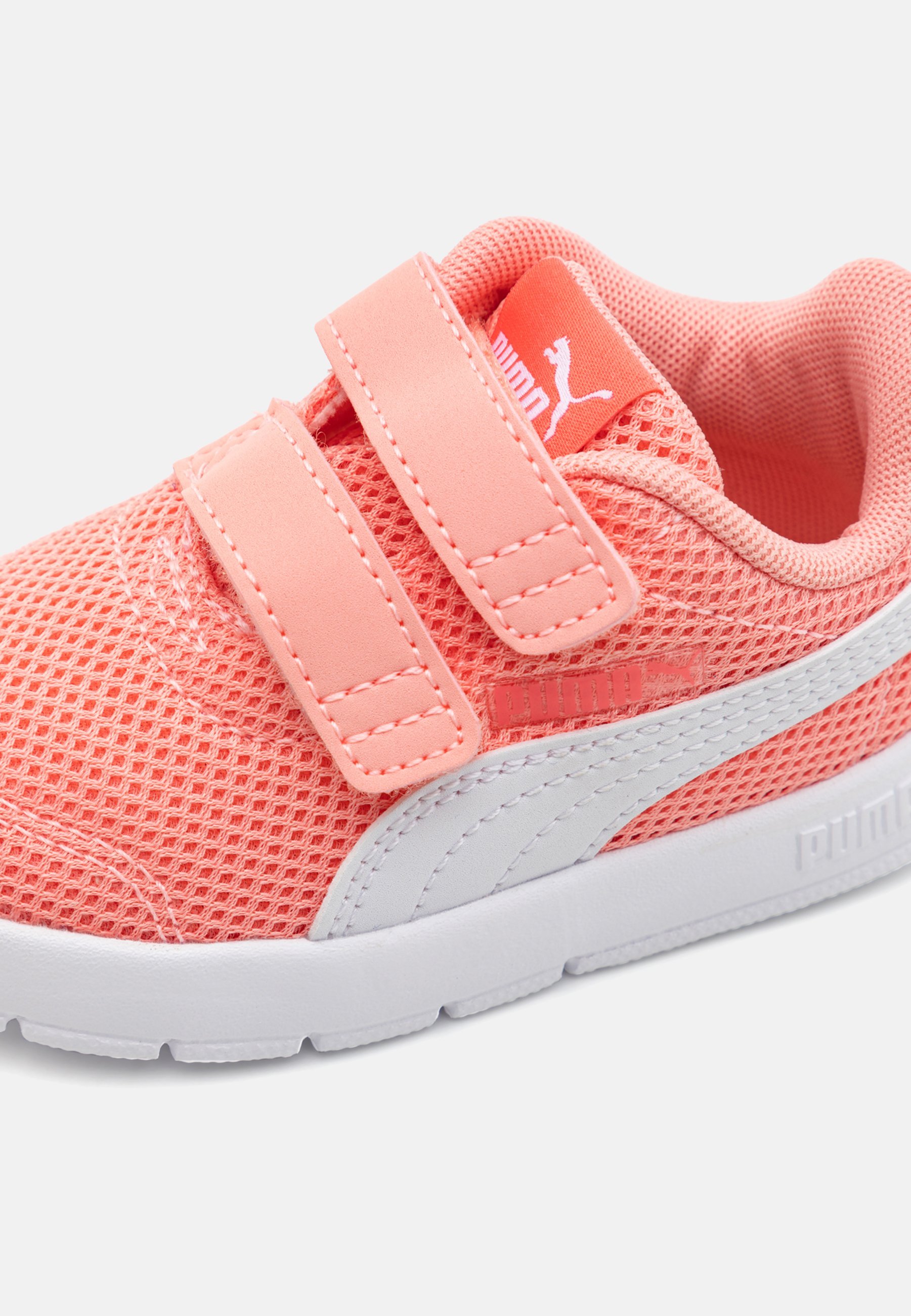 Puma COURTFLEX V3 UNISEX - Buty do biegania po asfalcie - owocowe/białe/brzoskwiniowe