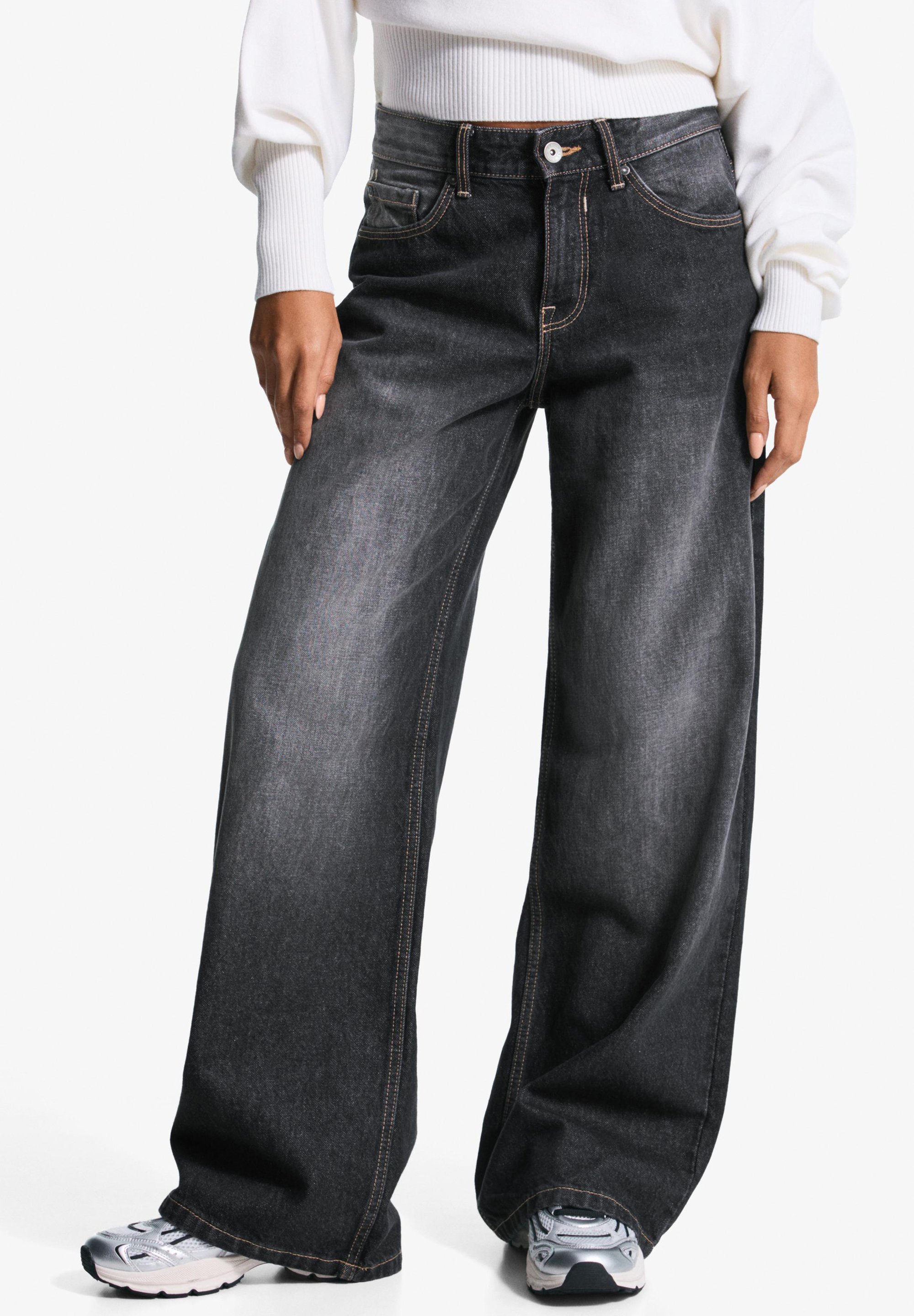 Bershka vabaaja teksad - mustad