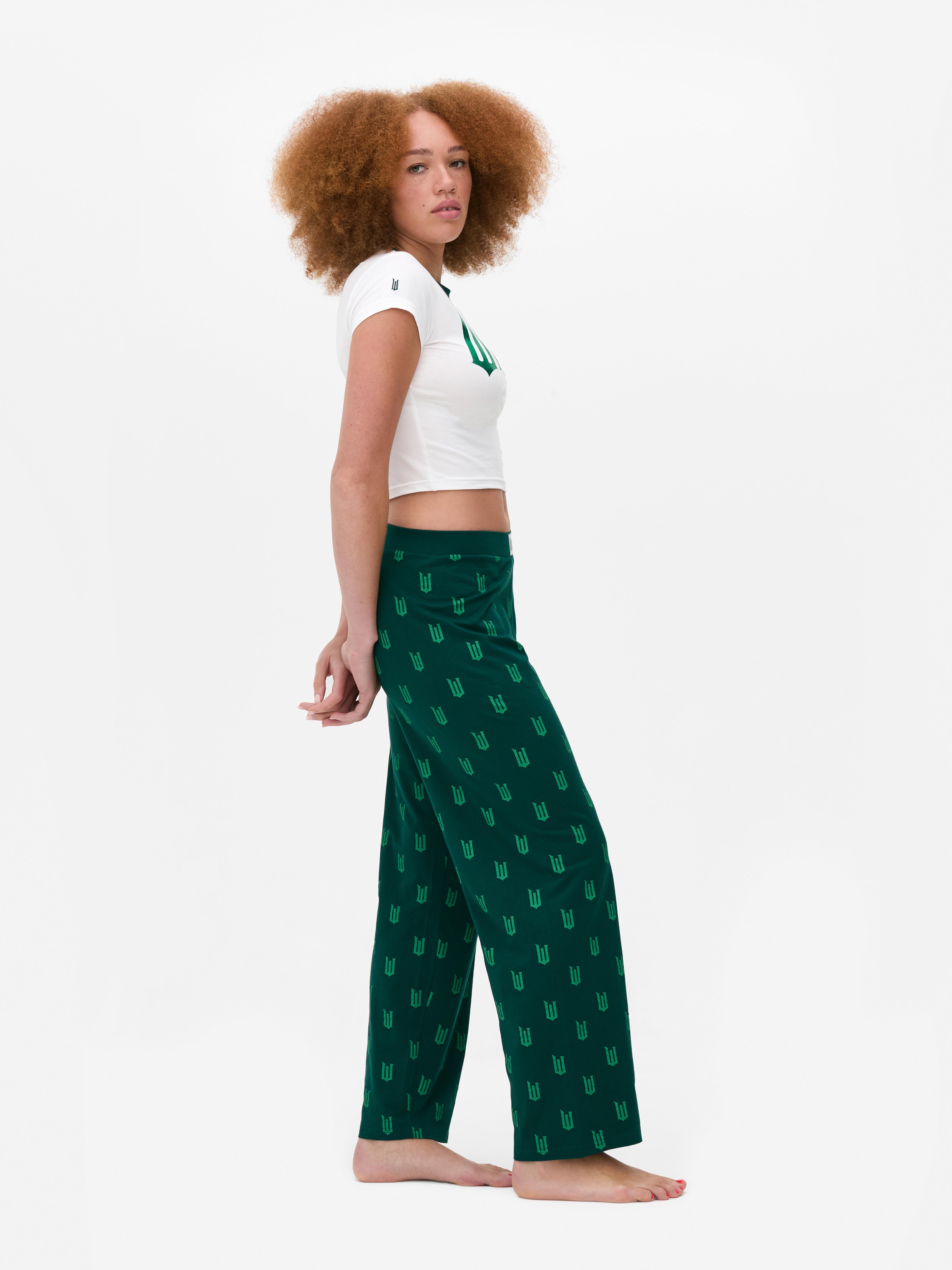 Pijamale scurte Wicked x Primark. O pijama formată dintr-un top cu mânecă scurtă și pantaloni scurți.