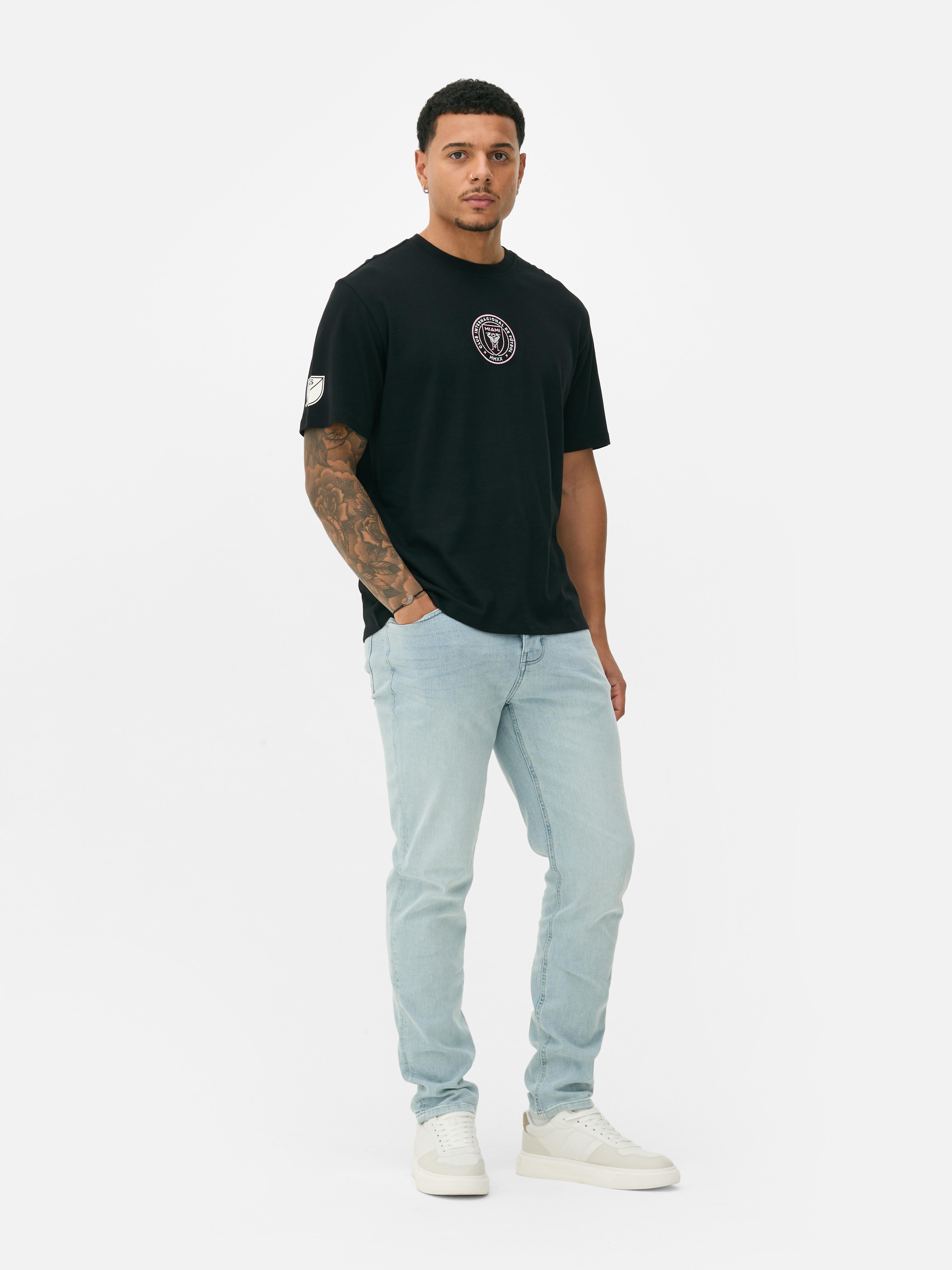 Inter Miami T-Shirt mit Stickerei. Kurzarm-T-Shirt mit gesticktem Inter Miami-Logo und Aufdruck auf der Rückseite.