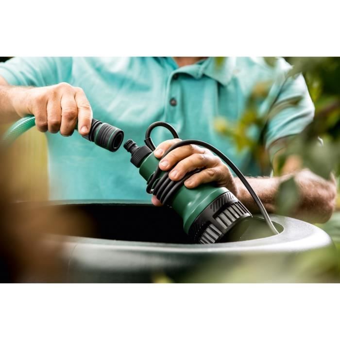 Bomba sumergible Bosch - GardenPump 18V-2000 (con soportes para montaje en pared y depósito y manguera de jardín de 2,5 m)