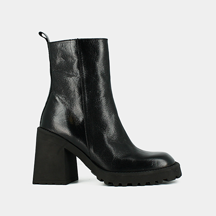 Bottines à semelles crantées et bouts carrés  en cuir noir