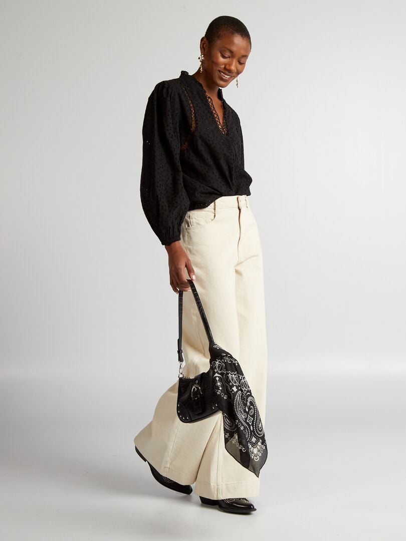 Geborduurde en geperforeerde blouse met V-hals - zwart