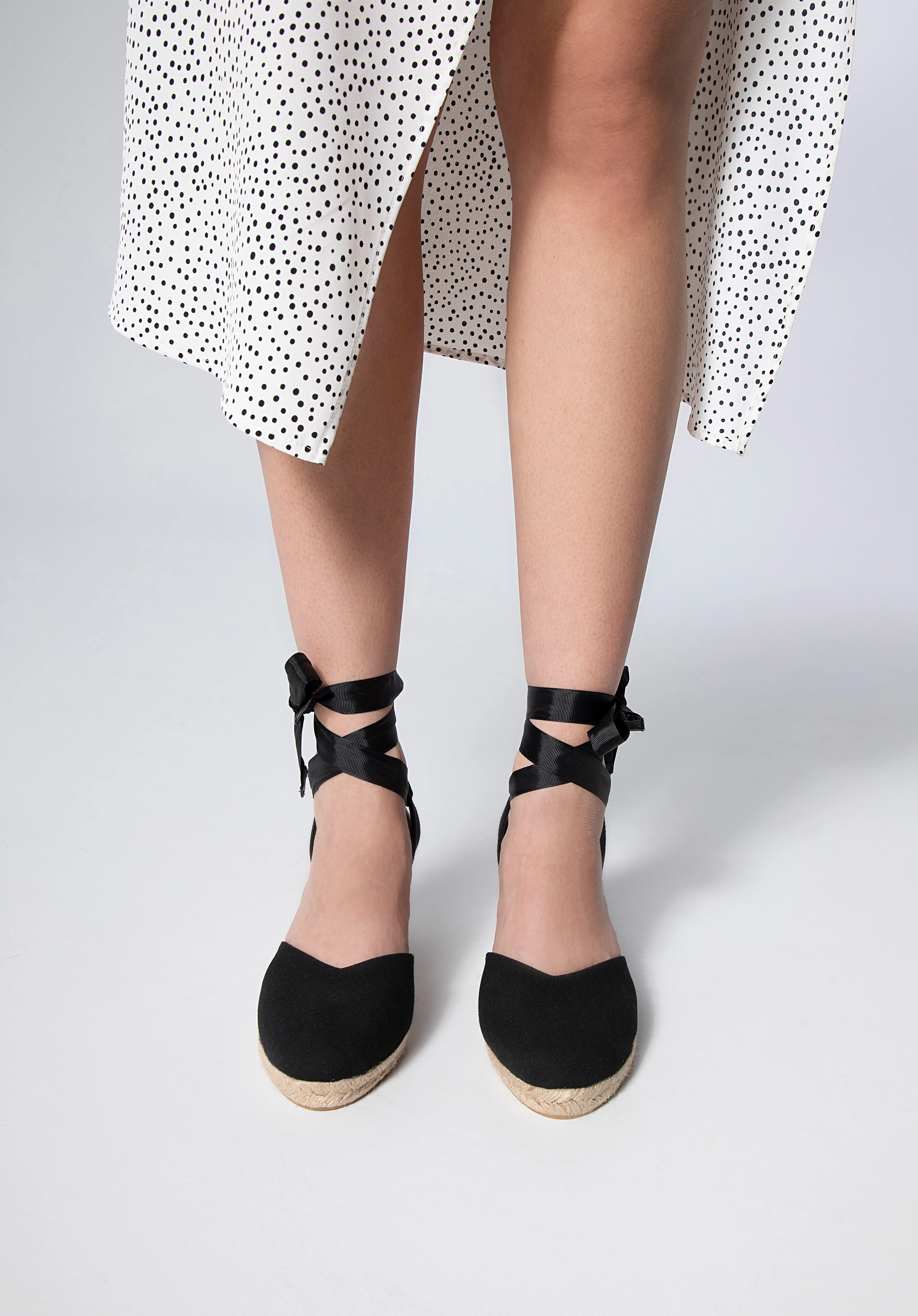 Damskie espadryle z wycięciem wiązaneKolor: czarny