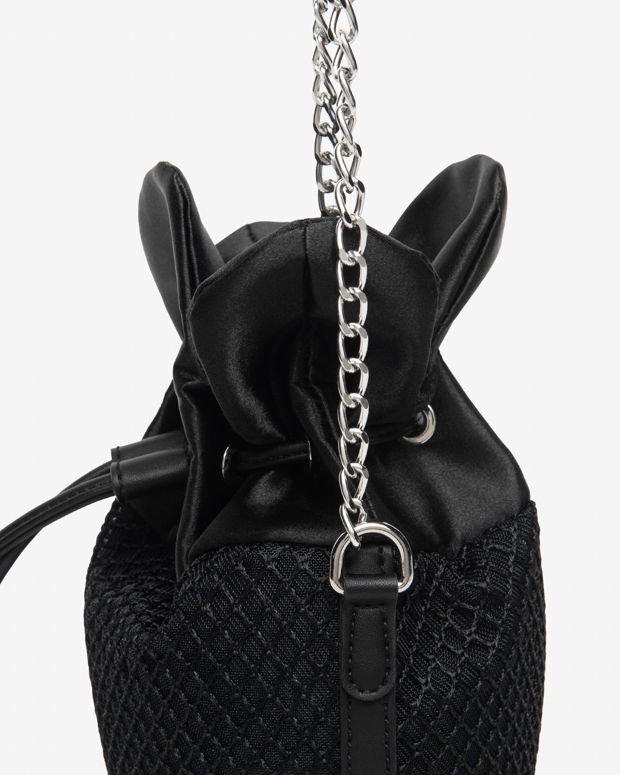  Damen-Beuteltasche aus technischem Material