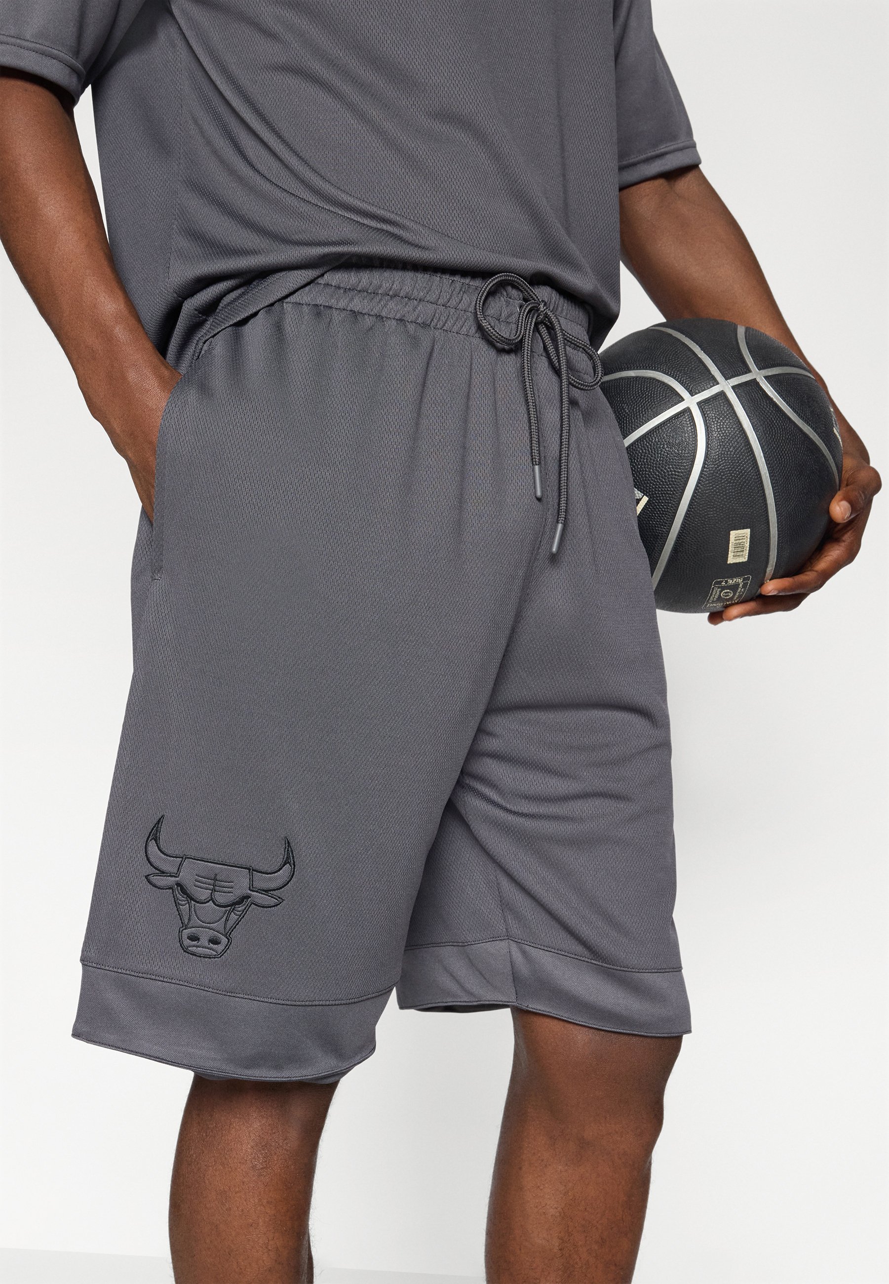 New Era NBA CHICAGO BULLS TONAL SHORT - Clubkleding - donkergrijs