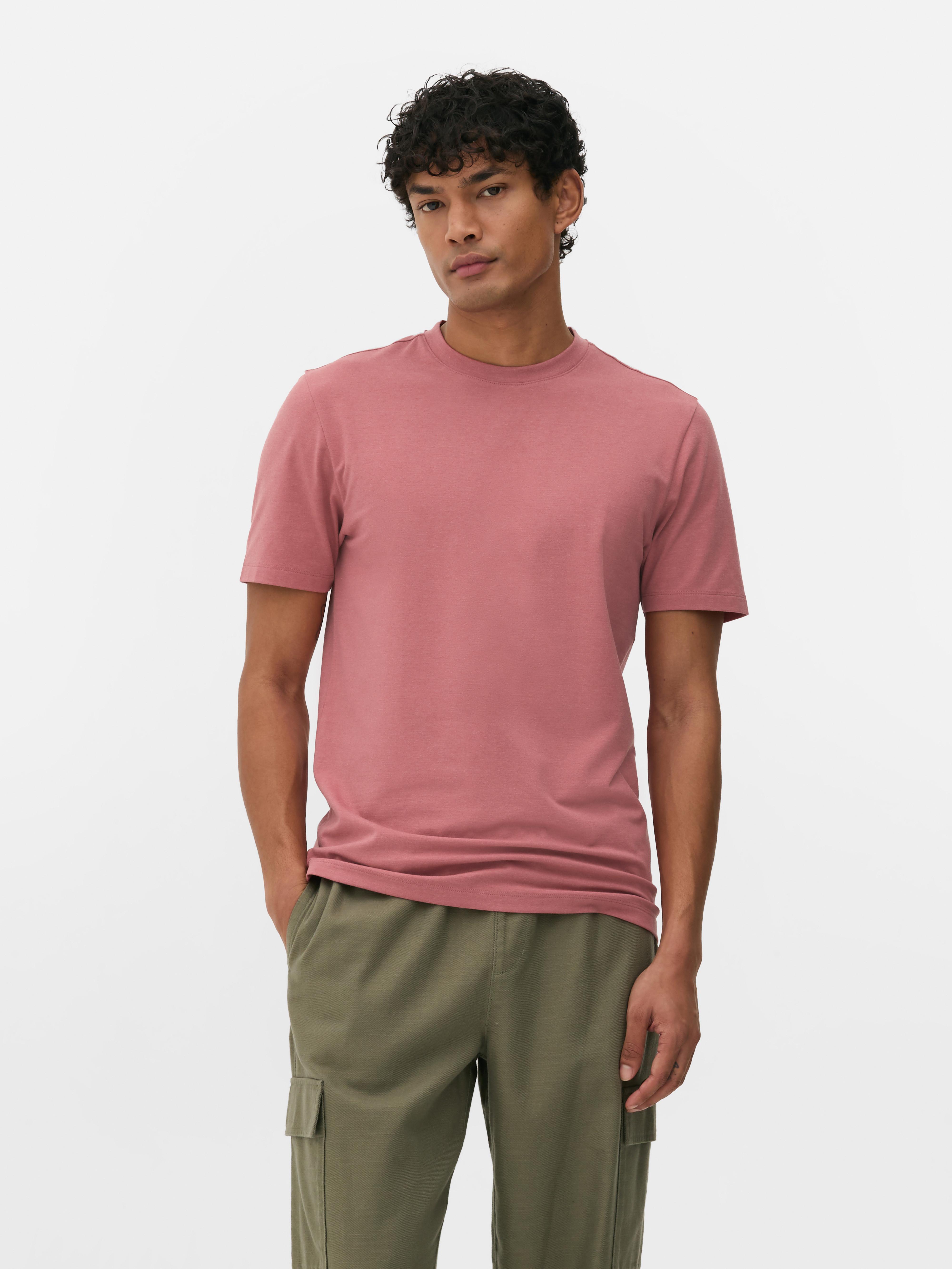 Schmal geschnittenes T-Shirt, hauptsächlich aus Baumwolle. Dieses T-Shirt hat eine figurbetonte Passform, einen Rundhalsausschnitt und kurze Ärmel.