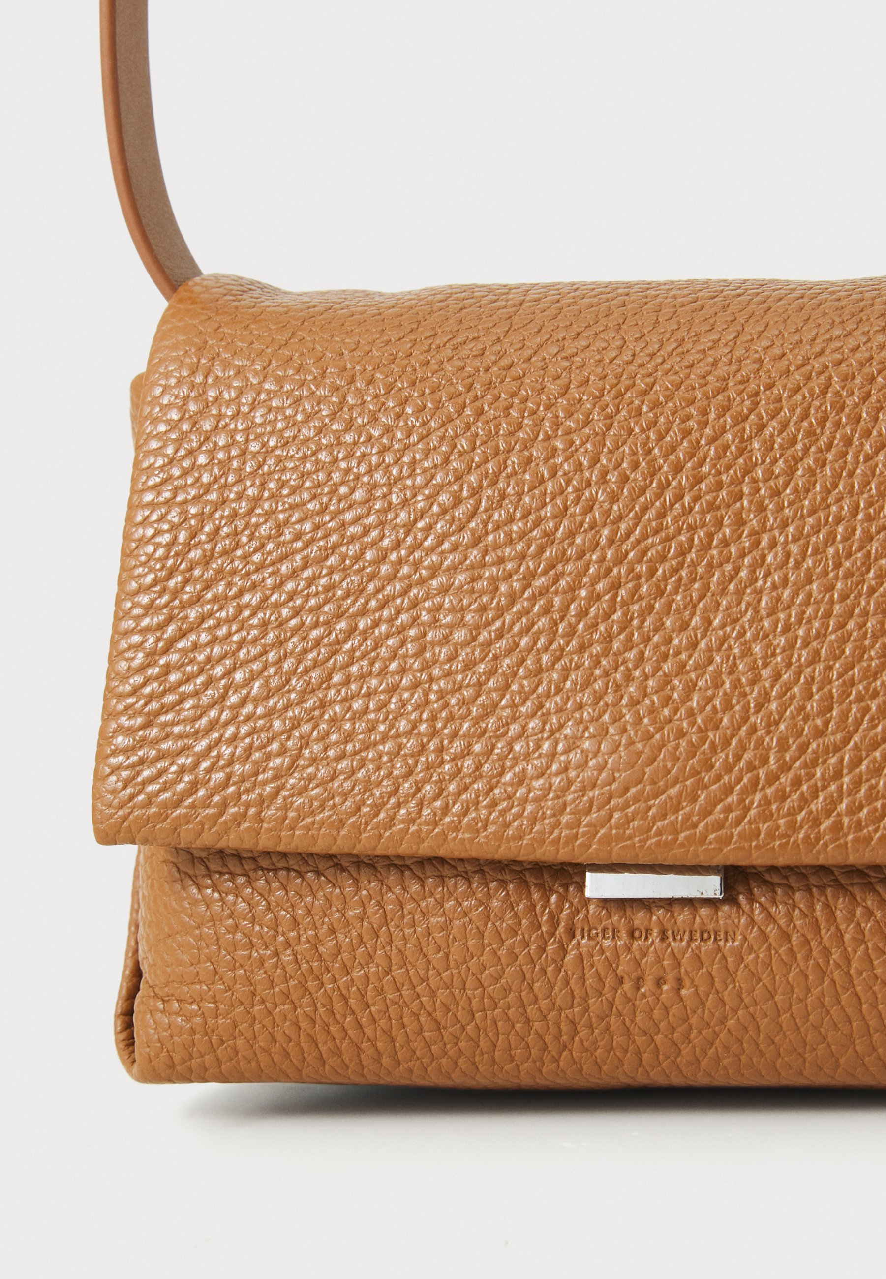Sac bandoulière unisexe Tiger of Sweden PAINA - couleur miel foncé